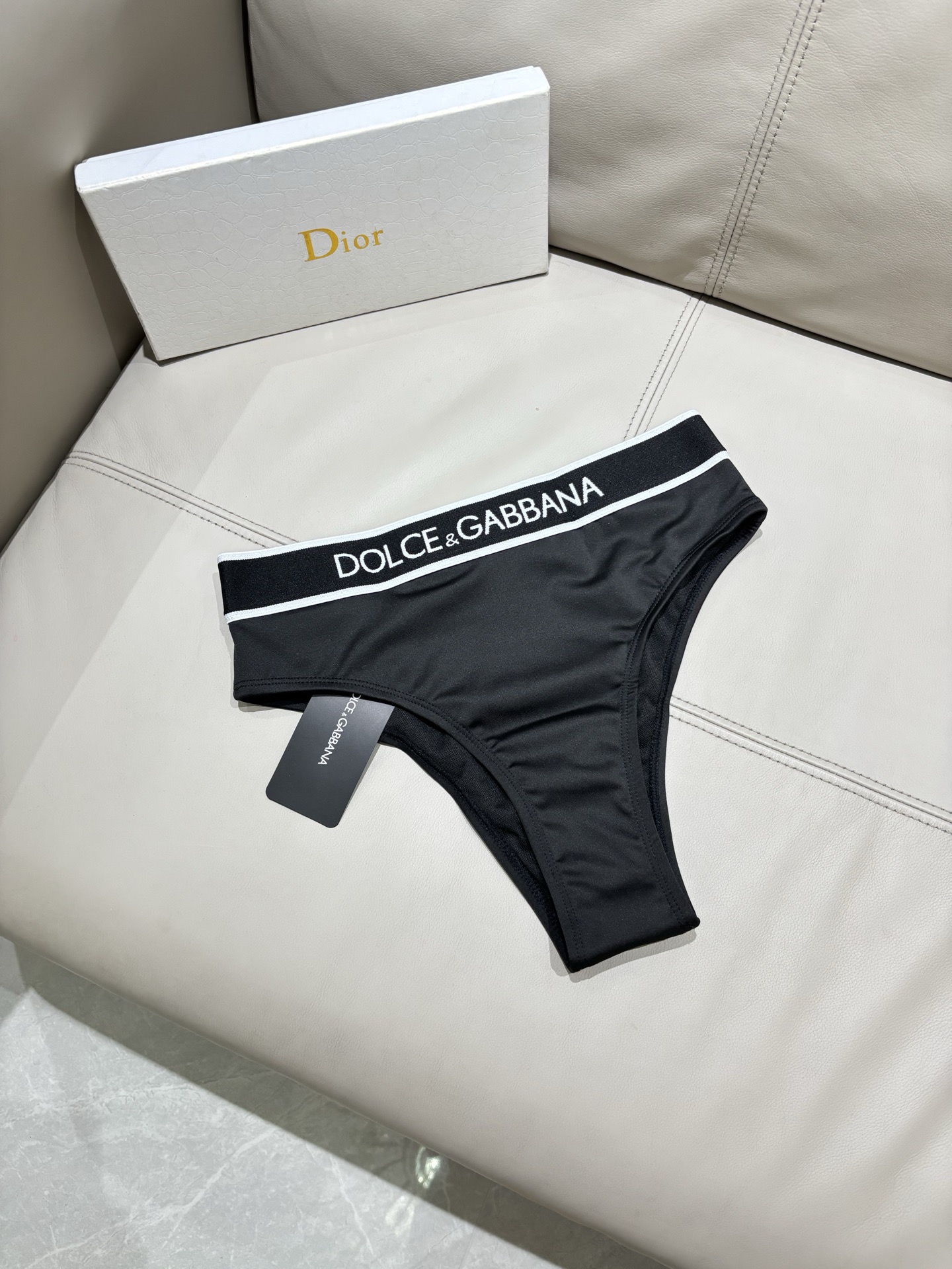 DG新款分体泳衣 时尚潮流款 😍🥰适合多种场景的游泳衣🏊‍♀️海边 游泳池 温泉 水上乐园 漂流都可以😌