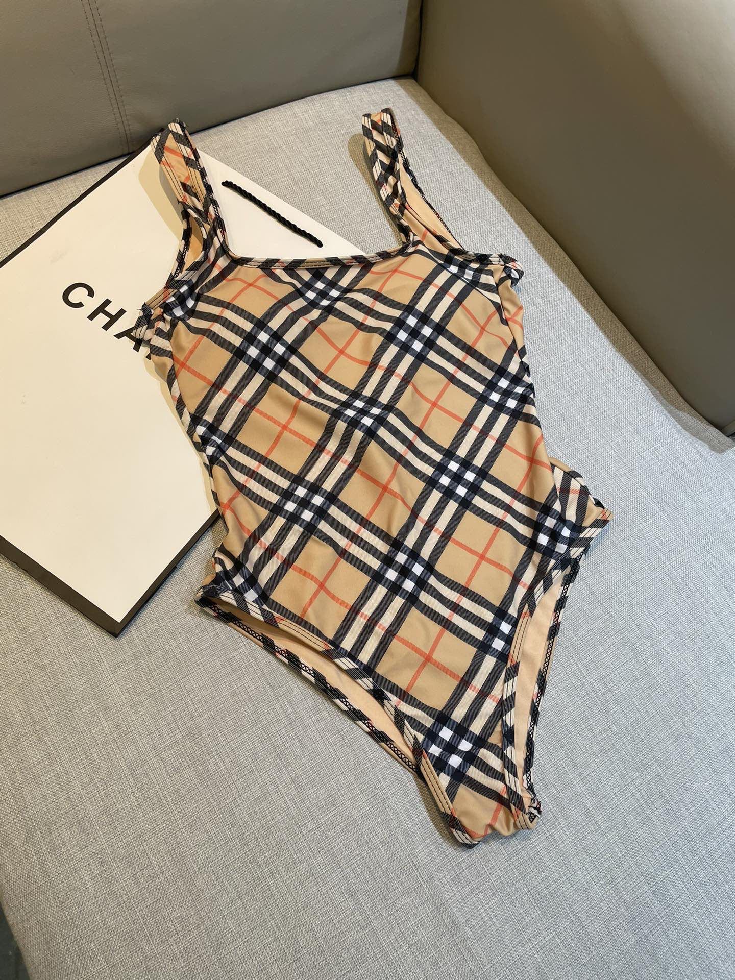 巴宝莉新款连体泳衣 😍🥰适合多种场景的游泳衣🏊‍♀️海边 游泳池 温泉 水上乐园 漂流都可以😌内搭也完全