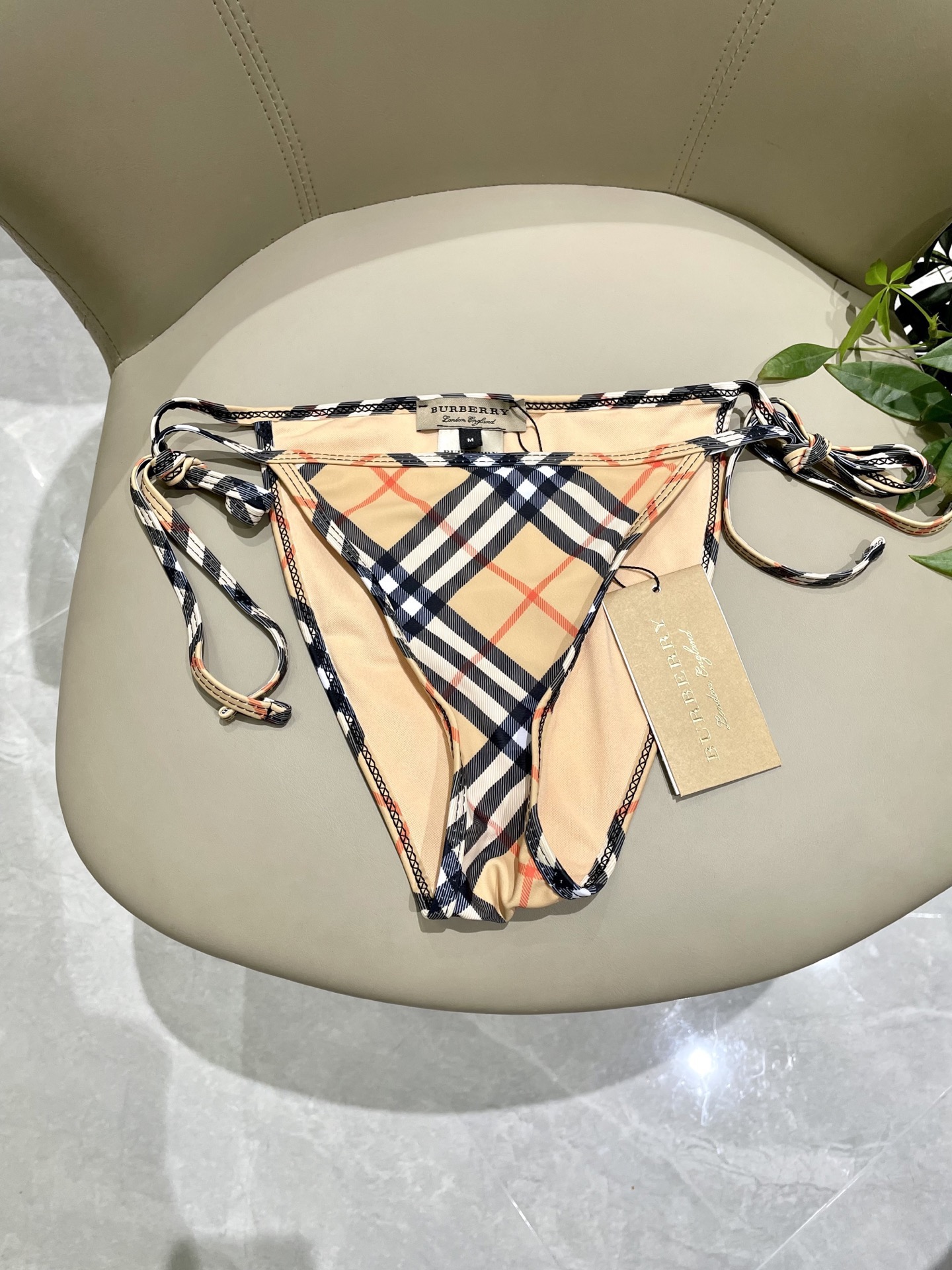 巴宝莉新款比基尼泳衣 😍🥰适合多种场景的游泳衣🏊‍♀️海边 游泳池 温泉 水上乐园 漂流都可以😌内搭也完