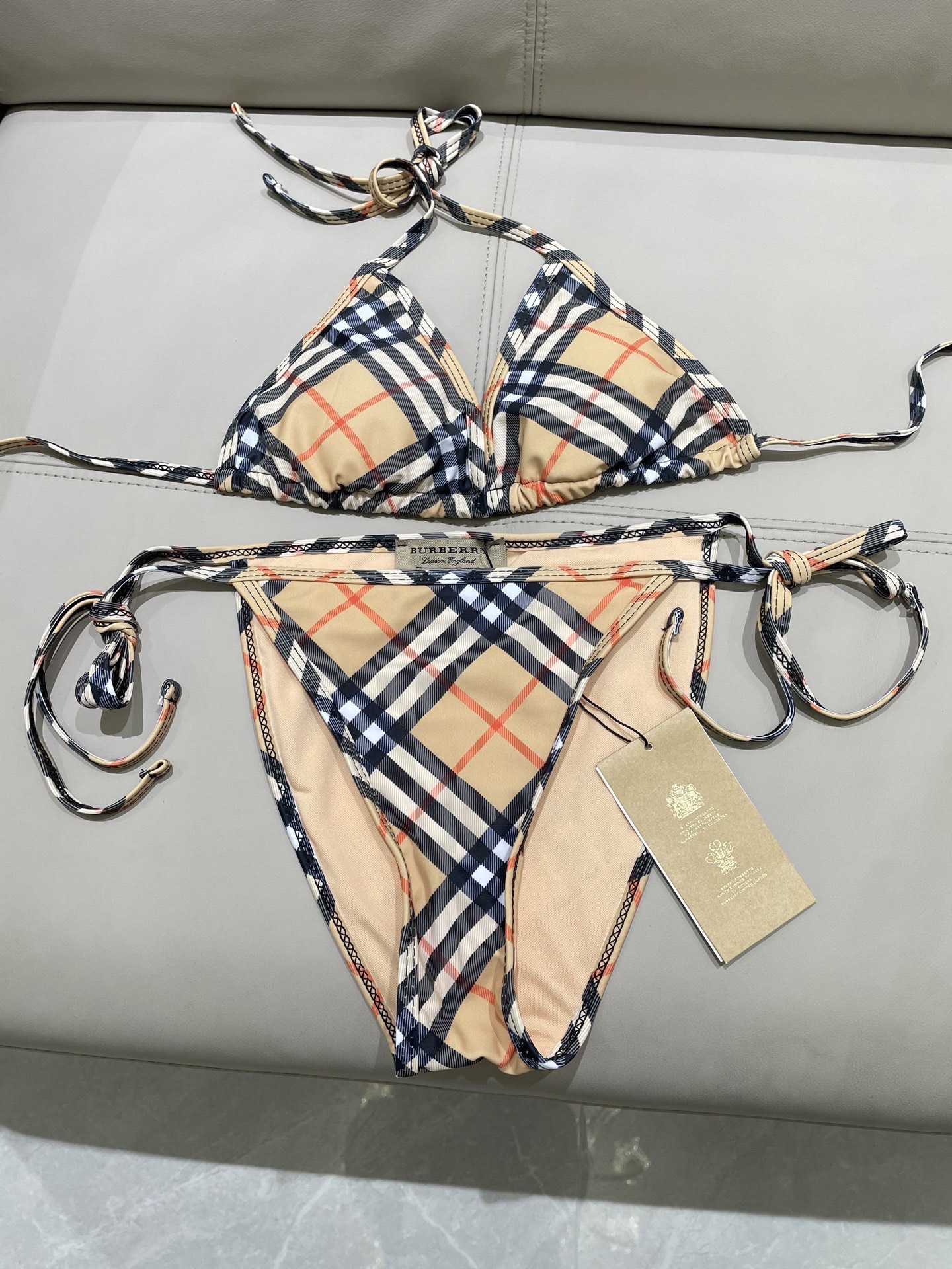 巴宝莉新款比基尼泳衣 😍🥰适合多种场景的游泳衣🏊‍♀️海边 游泳池 温泉 水上乐园 漂流都可以😌内搭也完