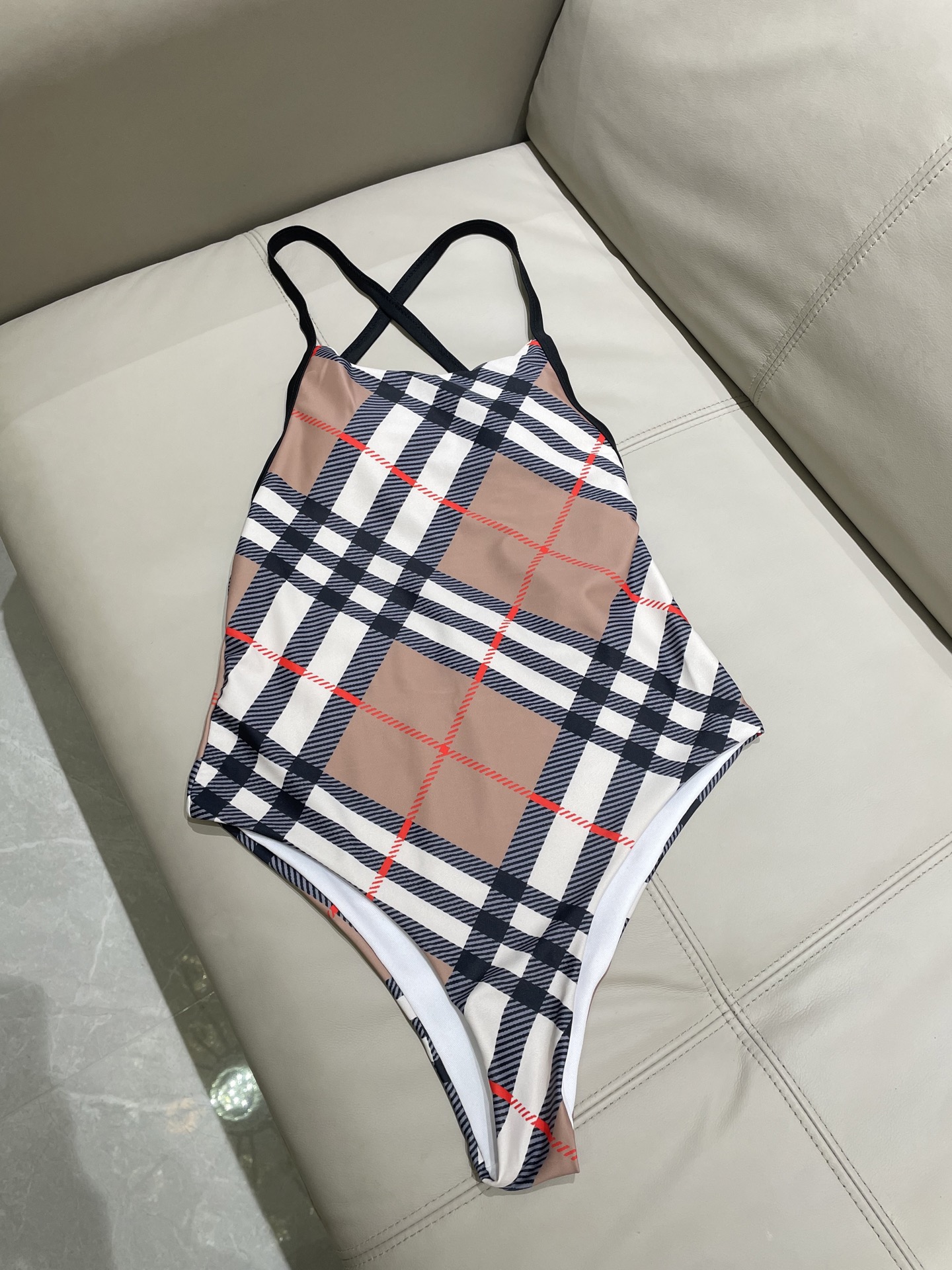 巴宝莉新款连体泳衣 😍🥰适合多种场景的游泳衣🏊‍♀️海边 游泳池 温泉 水上乐园 漂流都可以😌内搭也完全