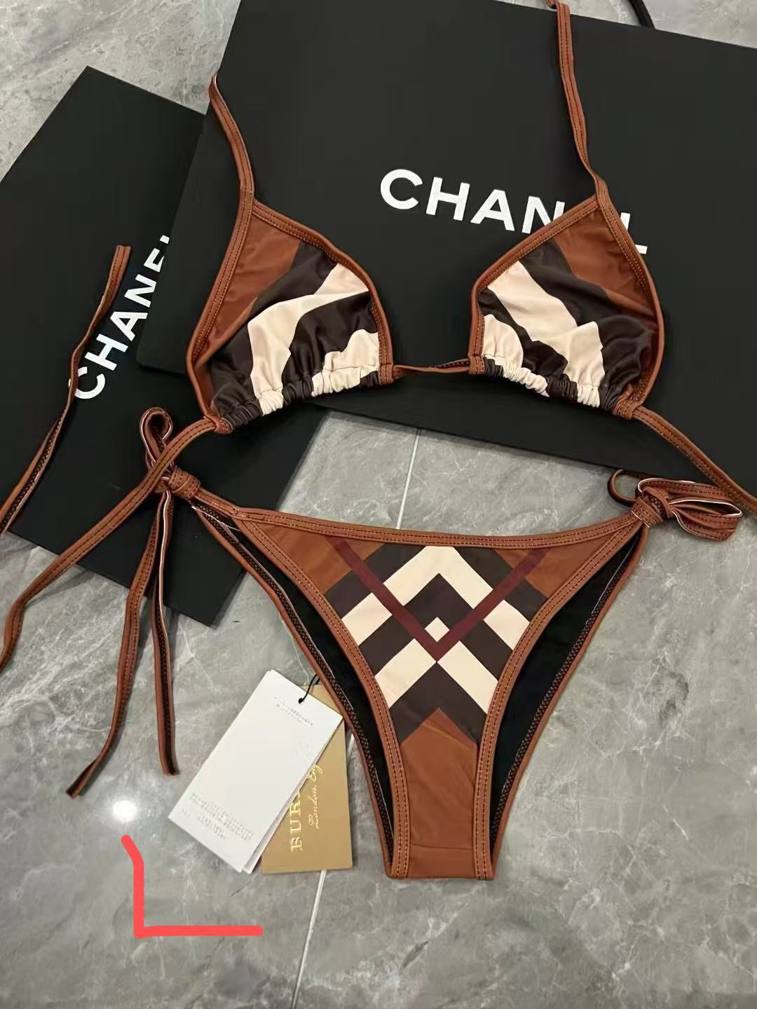 巴宝莉新款比基尼泳衣 😍🥰适合多种场景的游泳衣🏊‍♀️海边 游泳池 温泉 水上乐园 漂流都可以😌内搭也完