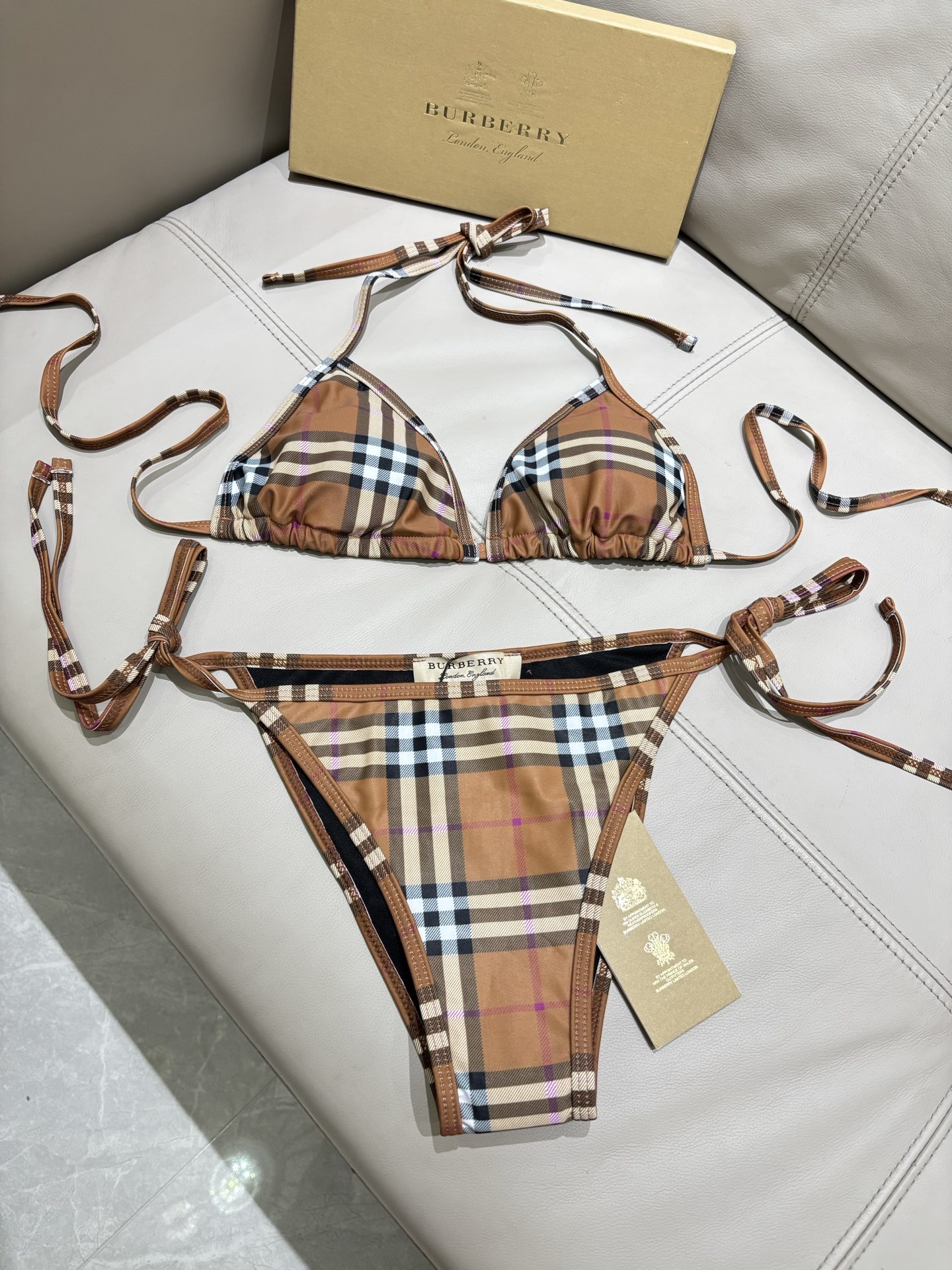 巴宝莉新款比基尼泳衣 😍🥰适合多种场景的游泳衣🏊‍♀️海边 游泳池 温泉 水上乐园 漂流都可以😌内搭也完