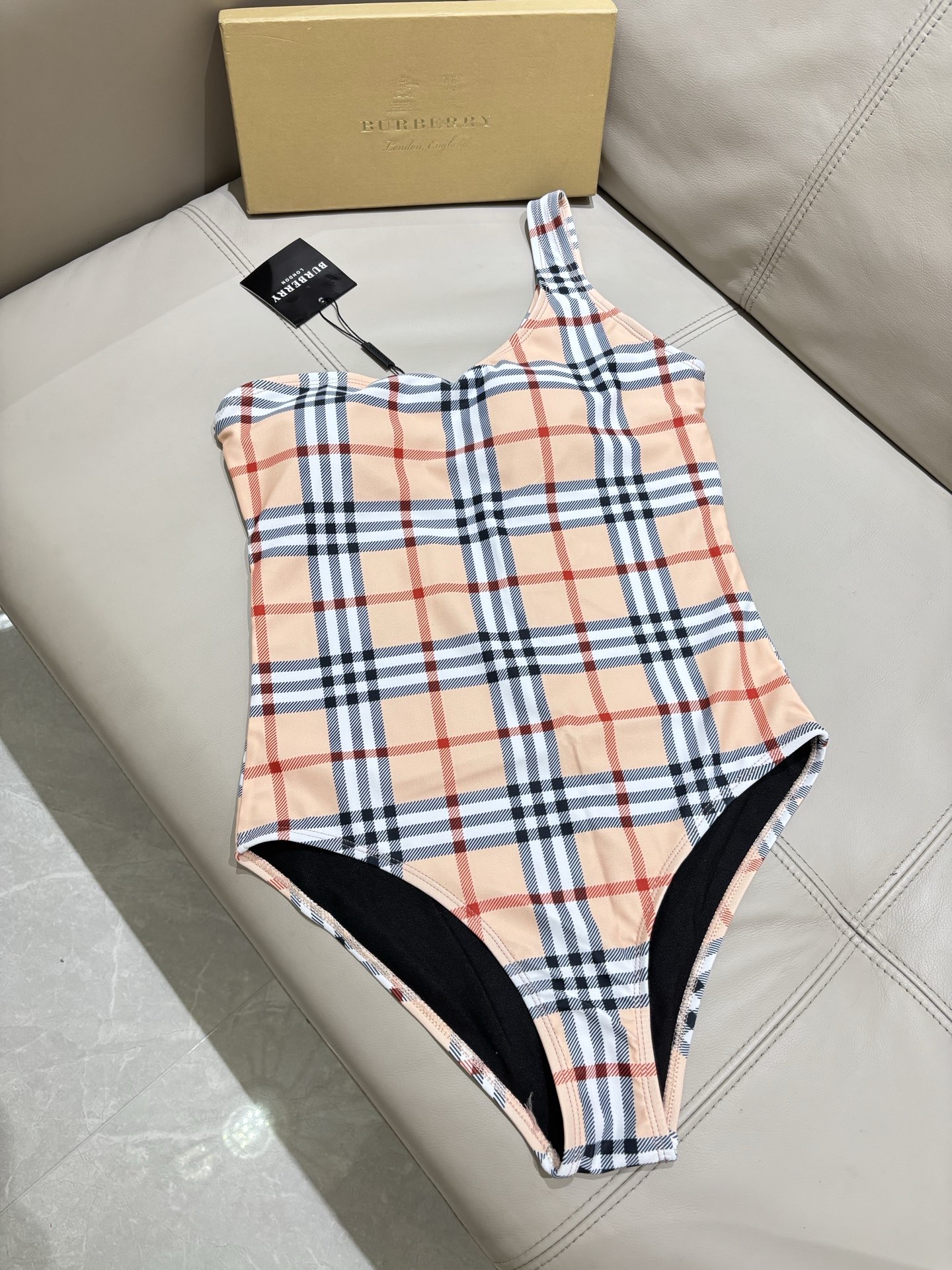 巴宝莉新款连体泳衣 😍🥰适合多种场景的游泳衣🏊‍♀️海边 游泳池 温泉 水上乐园 漂流都可以😌内搭也完全