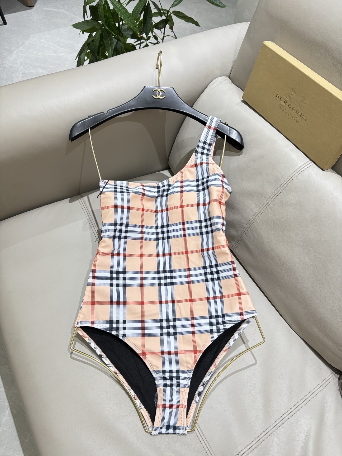 巴宝莉新款连体泳衣 😍🥰适合多种场景的游泳衣🏊‍♀️海边 游泳池 温泉 水上乐园 漂流都可以😌内搭也完全