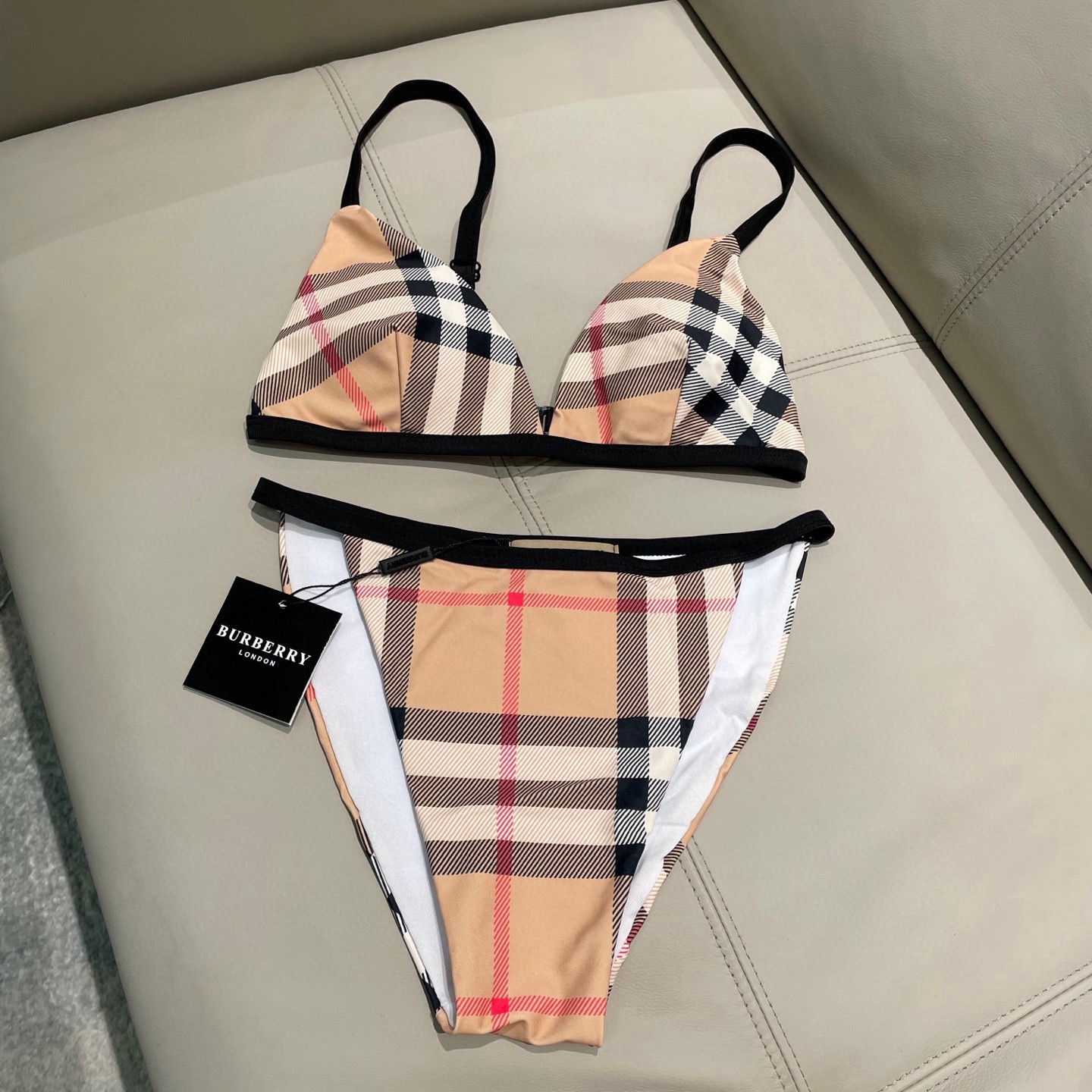巴宝莉新款泳衣👙❤️😍🥰适合多种场景的游泳衣🏊‍♀️海边 游泳池 温泉 水上乐园 漂流都可以😌内搭外穿也