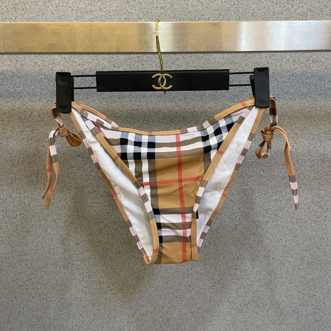 巴宝莉新款泳衣👙❤️😍🥰适合多种场景的游泳衣🏊‍♀️海边 游泳池 温泉 水上乐园 漂流都可以😌内搭外穿也