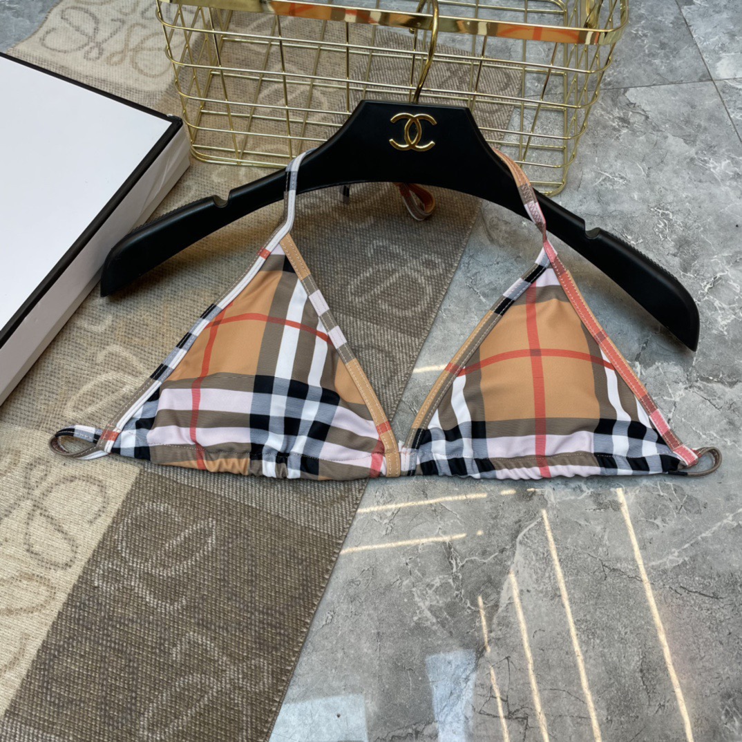 巴宝莉新款泳衣👙❤️😍🥰适合多种场景的游泳衣🏊‍♀️海边 游泳池 温泉 水上乐园 漂流都可以😌内搭外穿也