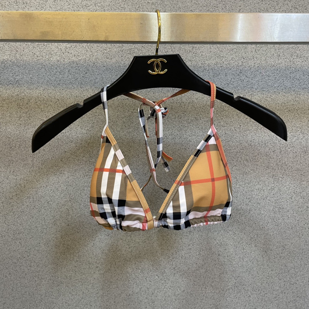 巴宝莉新款泳衣👙❤️😍🥰适合多种场景的游泳衣🏊‍♀️海边 游泳池 温泉 水上乐园 漂流都可以😌内搭外穿也