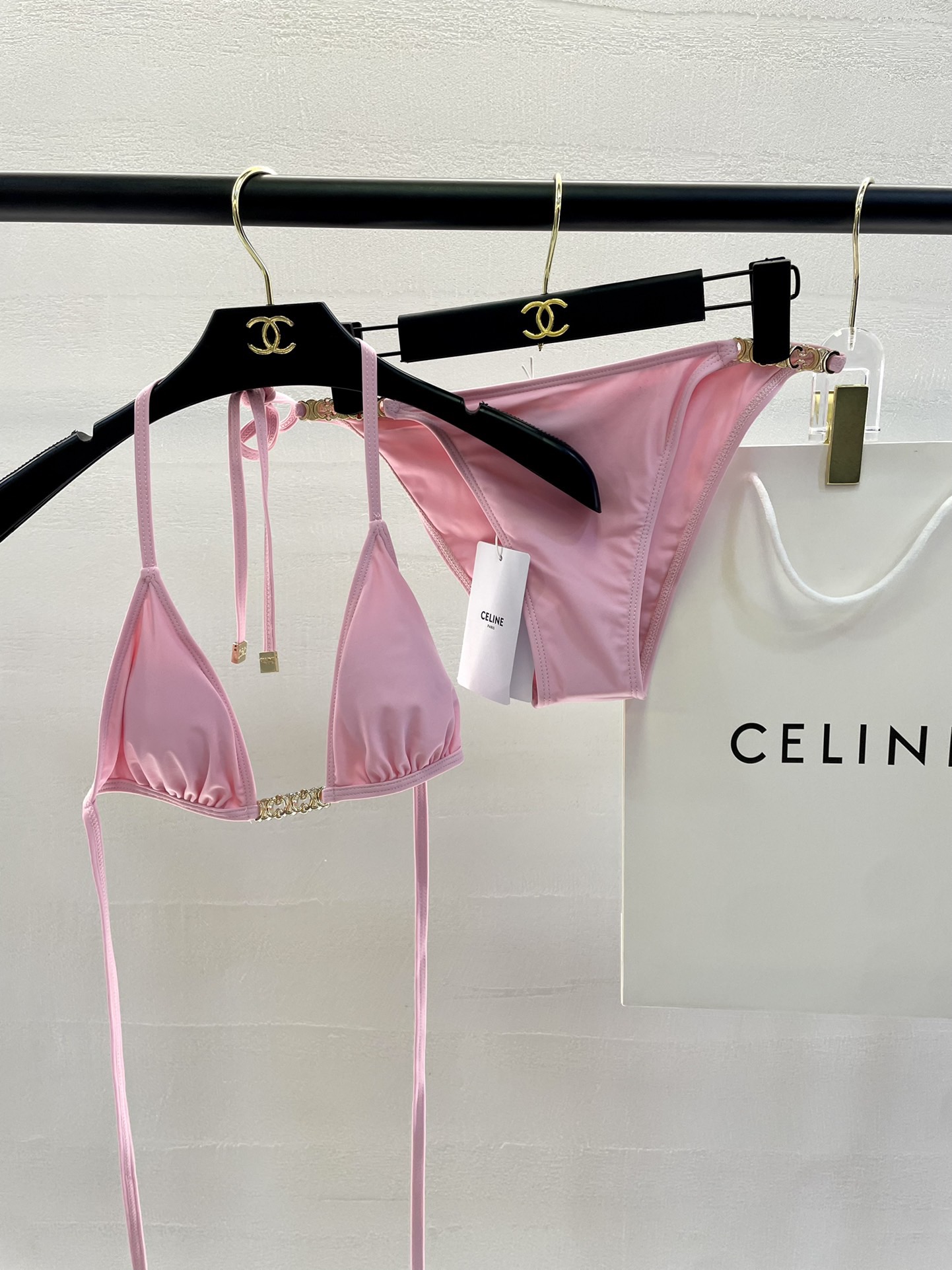 Celine新款泳衣👙❤️😍🥰适合多种场景的游泳衣🏊‍♀️海边 游泳池 温泉 水上乐园 漂流都可以😌内搭