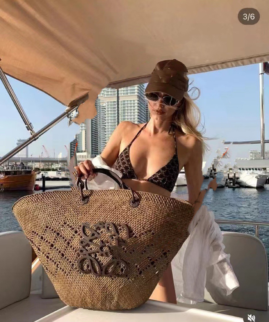 Celine新款泳衣👙❤️😍🥰适合多种场景的游泳衣🏊‍♀️海边 游泳池 温泉 水上乐园 漂流都可以😌内搭