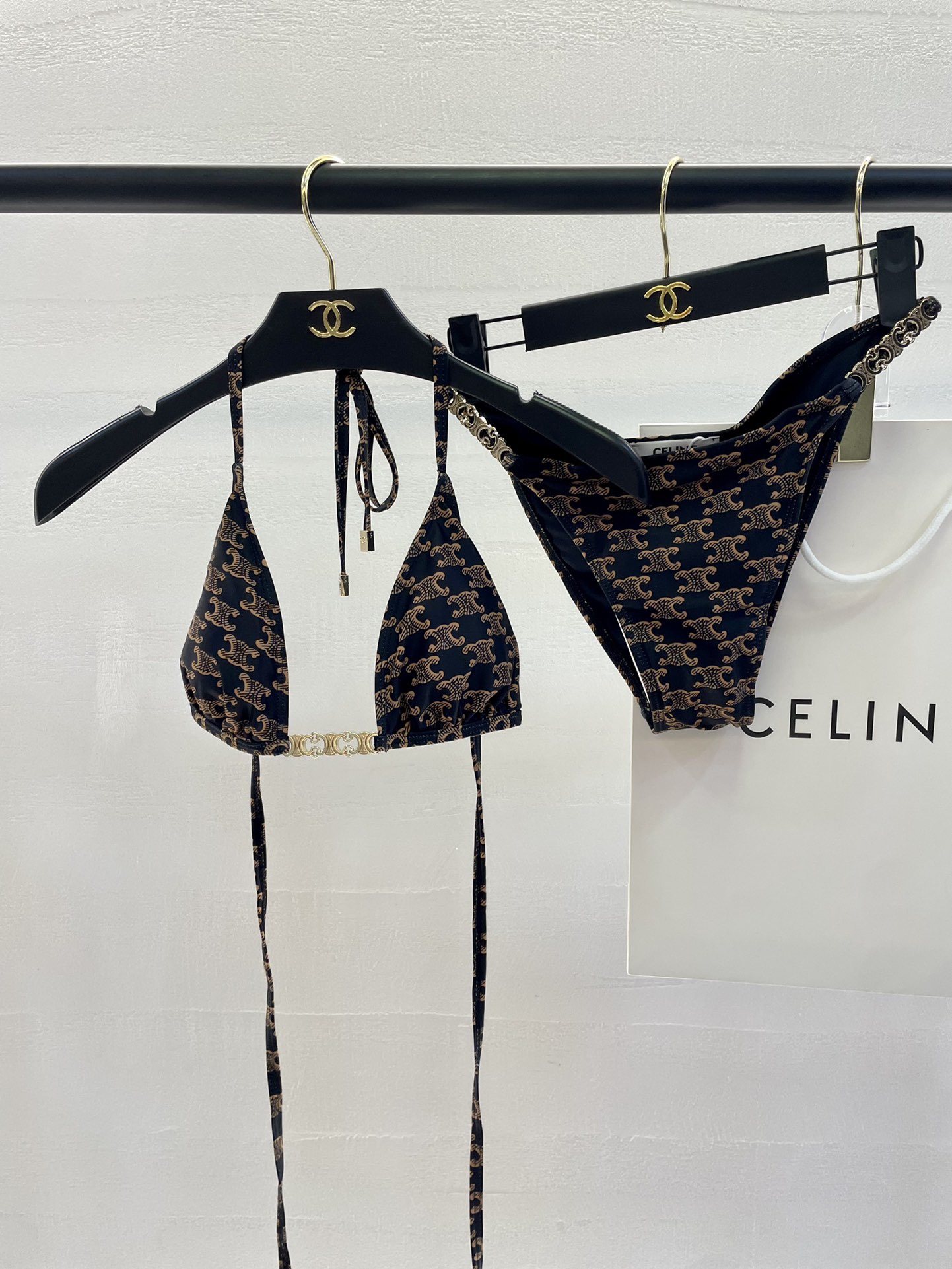 Celine新款泳衣👙❤️😍🥰适合多种场景的游泳衣🏊‍♀️海边 游泳池 温泉 水上乐园 漂流都可以😌内搭