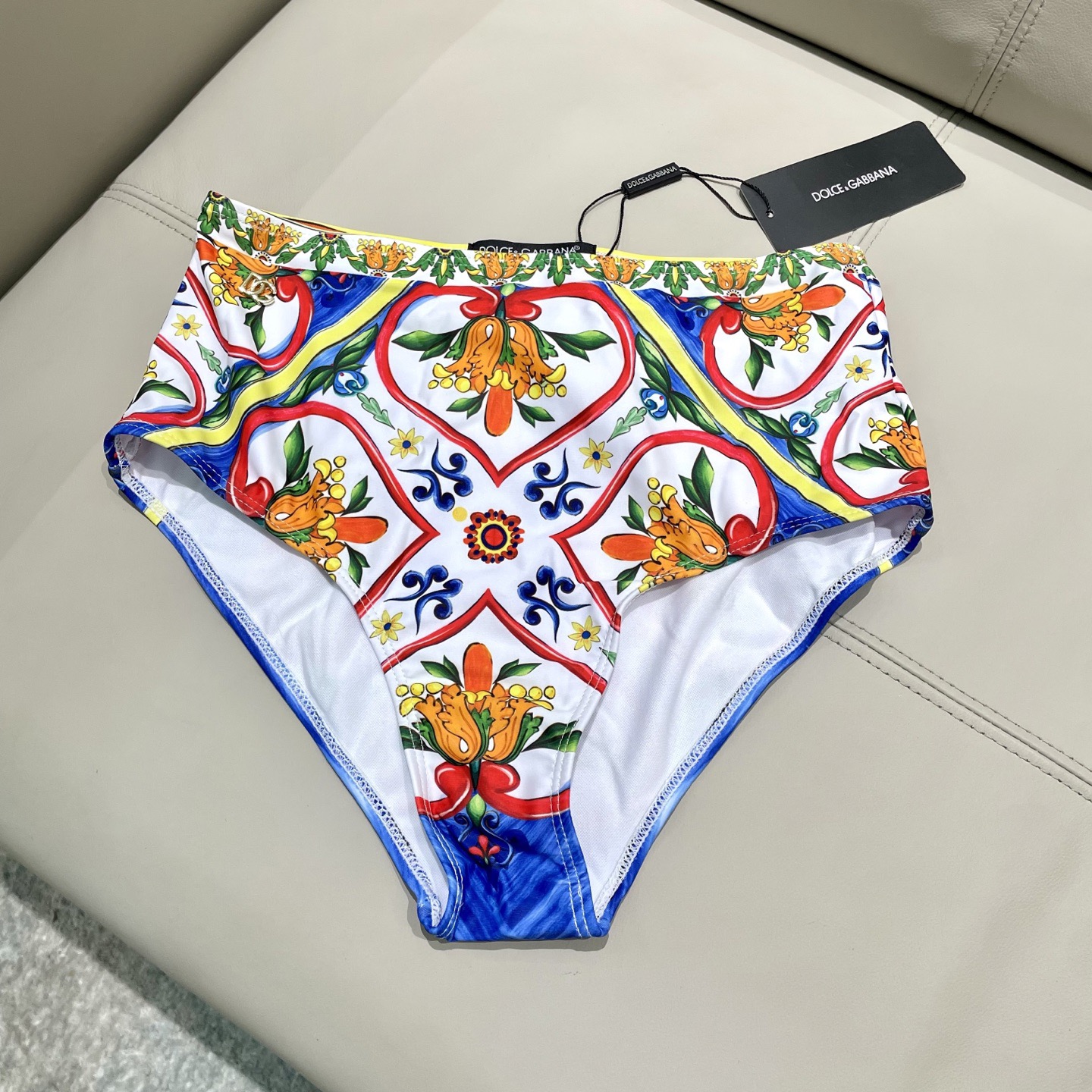 DG新款连体泳衣 时尚潮流款 😍🥰适合多种场景的游泳衣🏊‍♀️海边 游泳池 温泉 水上乐园 漂流都可以😌