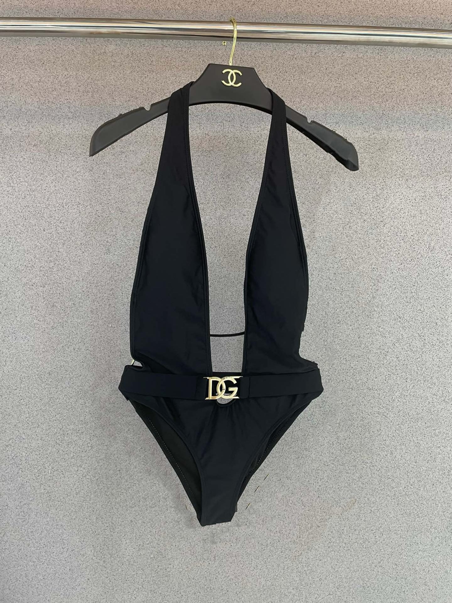 DG新款连体泳衣 时尚潮流款 😍🥰适合多种场景的游泳衣🏊‍♀️海边 游泳池 温泉 水上乐园 漂流都可以😌