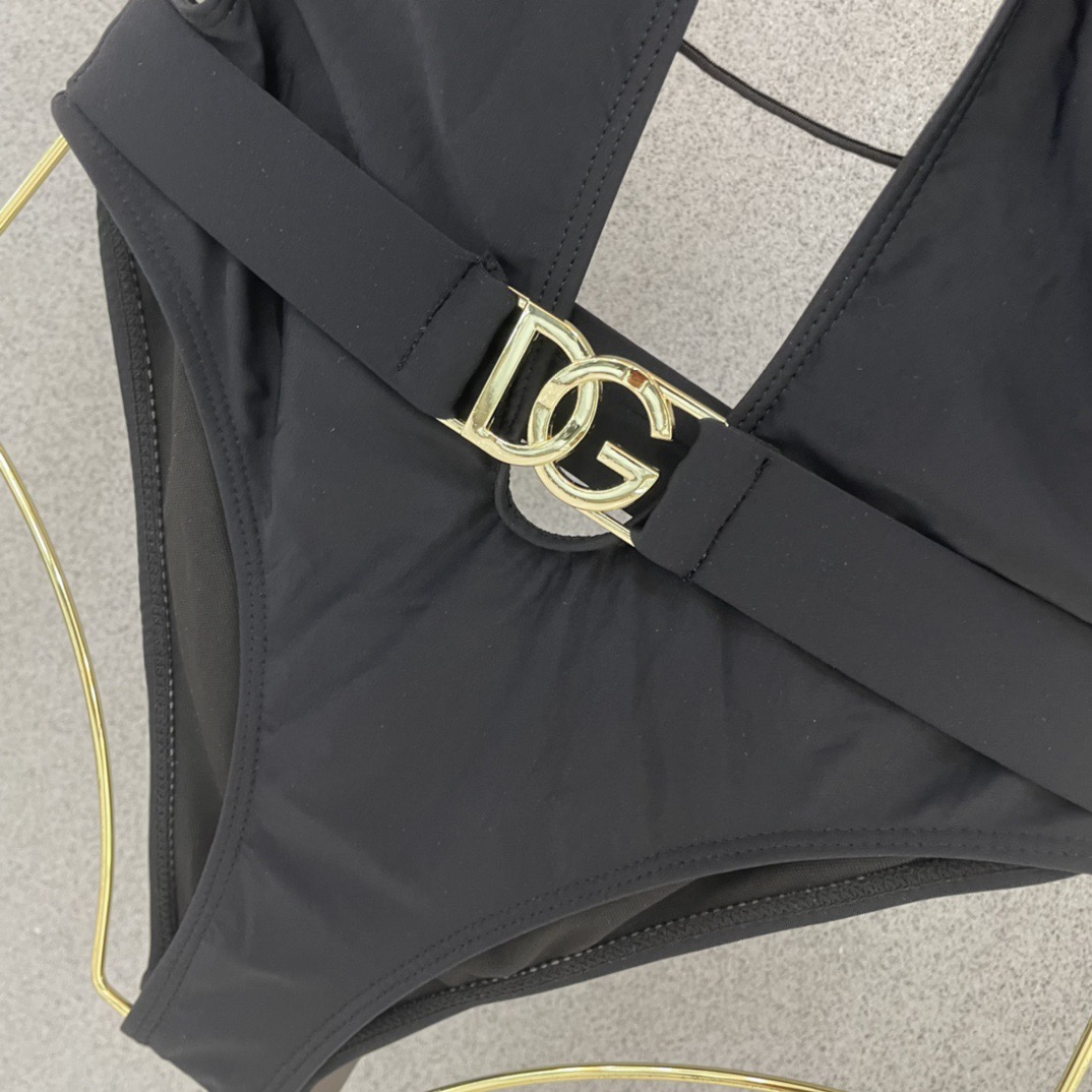 DG新款连体泳衣 时尚潮流款 😍🥰适合多种场景的游泳衣🏊‍♀️海边 游泳池 温泉 水上乐园 漂流都可以😌