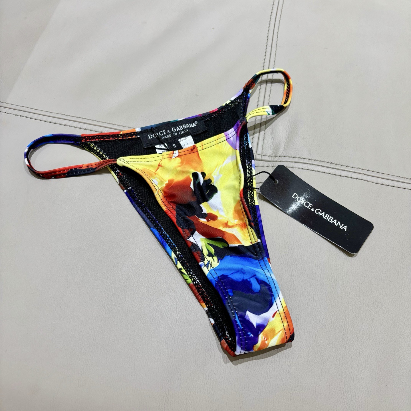 DG新款比基尼泳衣 时尚潮流款 😍🥰适合多种场景的游泳衣🏊‍♀️海边 游泳池 温泉 水上乐园 漂流都可以