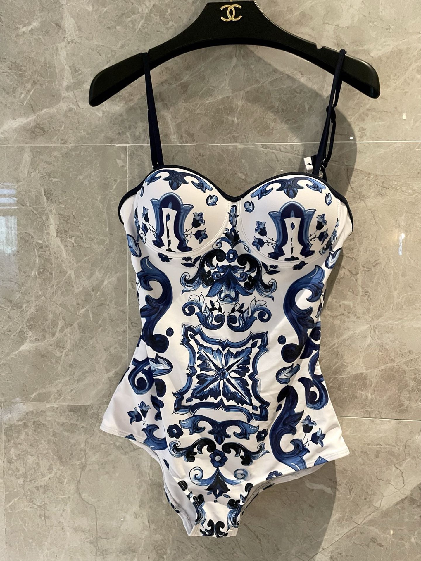 DG新款连体泳衣 时尚潮流款 😍🥰适合多种场景的游泳衣🏊‍♀️海边 游泳池 温泉 水上乐园 漂流都可以😌