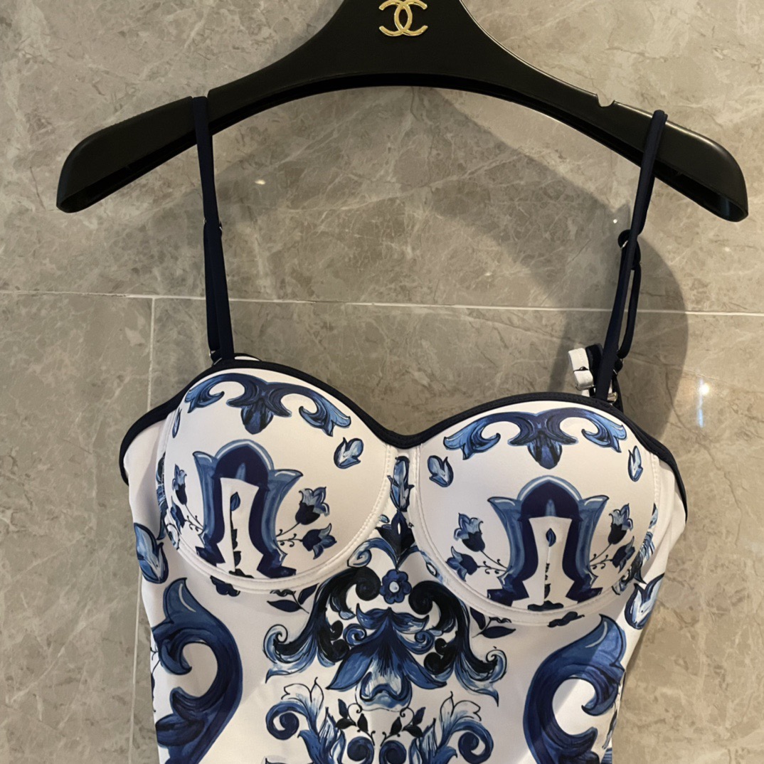 DG新款连体泳衣 时尚潮流款 😍🥰适合多种场景的游泳衣🏊‍♀️海边 游泳池 温泉 水上乐园 漂流都可以😌