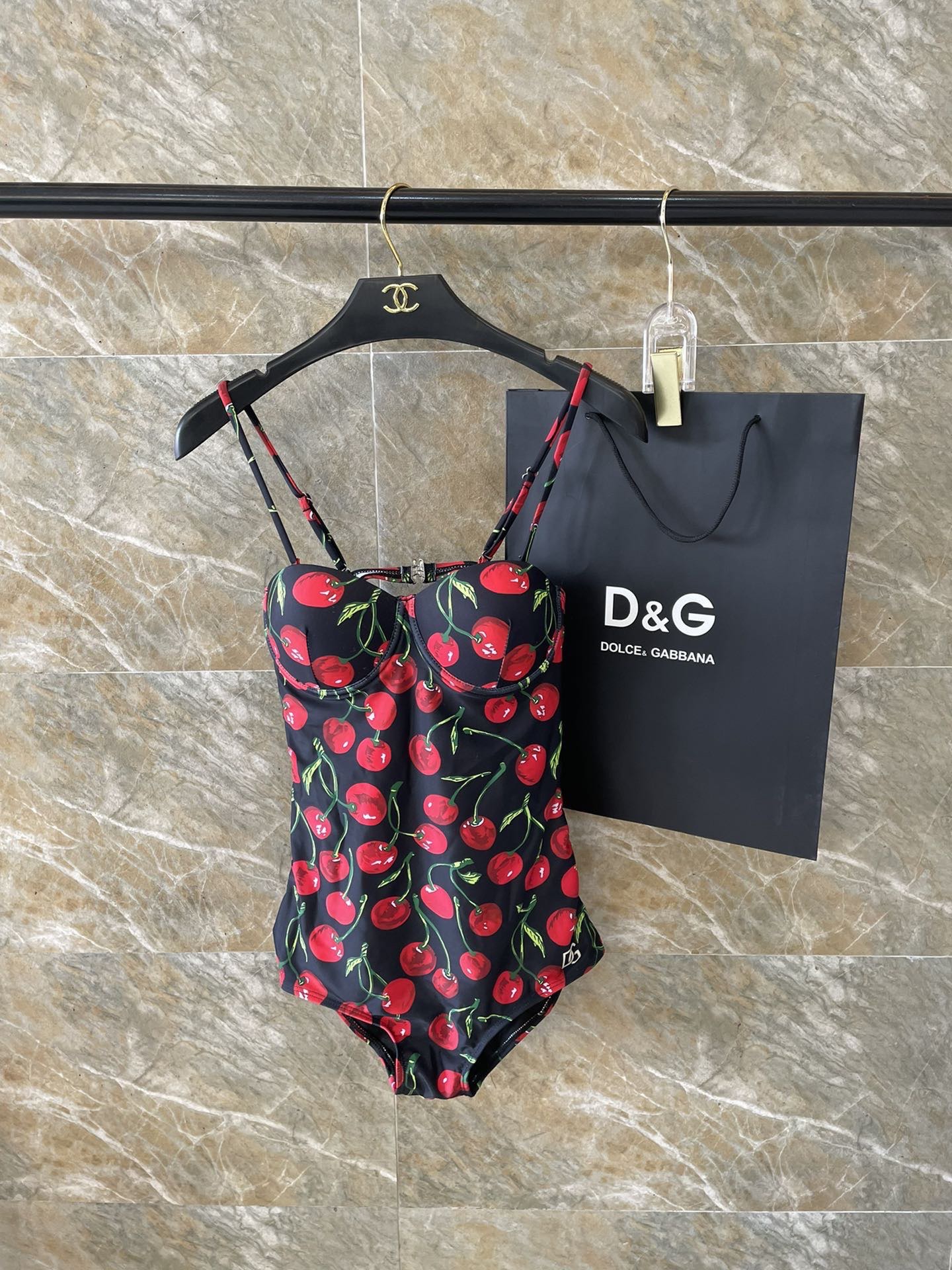 DG新款连体泳衣 时尚潮流款 😍🥰适合多种场景的游泳衣🏊‍♀️海边 游泳池 温泉 水上乐园 漂流都可以😌