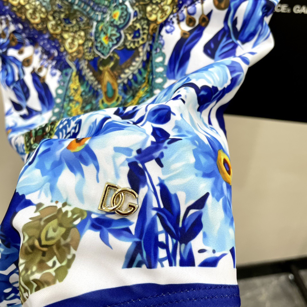 DG新款连体泳衣 两件套字母印花 实物真的超级美😍😍适合多种场景的游泳衣🏊‍♀️海边 游泳池 温泉 水上