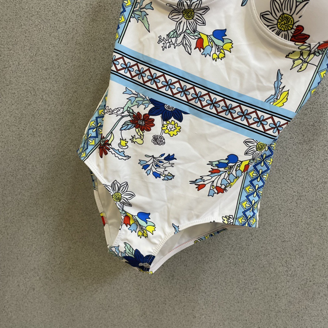 范思哲新款泳衣😍🥰适合多种场景的游泳衣🏊‍♀️海边 游泳池 温泉 水上乐园 漂流都可以😌内搭也完全可以 
