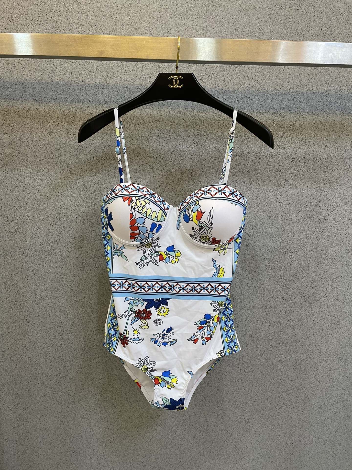 范思哲新款泳衣😍🥰适合多种场景的游泳衣🏊‍♀️海边 游泳池 温泉 水上乐园 漂流都可以😌内搭也完全可以 