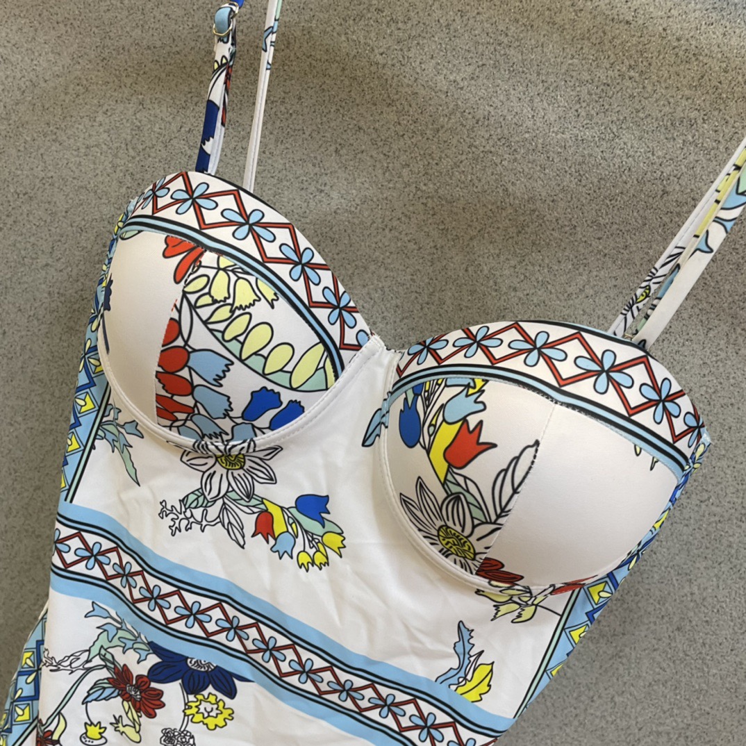 范思哲新款泳衣😍🥰适合多种场景的游泳衣🏊‍♀️海边 游泳池 温泉 水上乐园 漂流都可以😌内搭也完全可以 