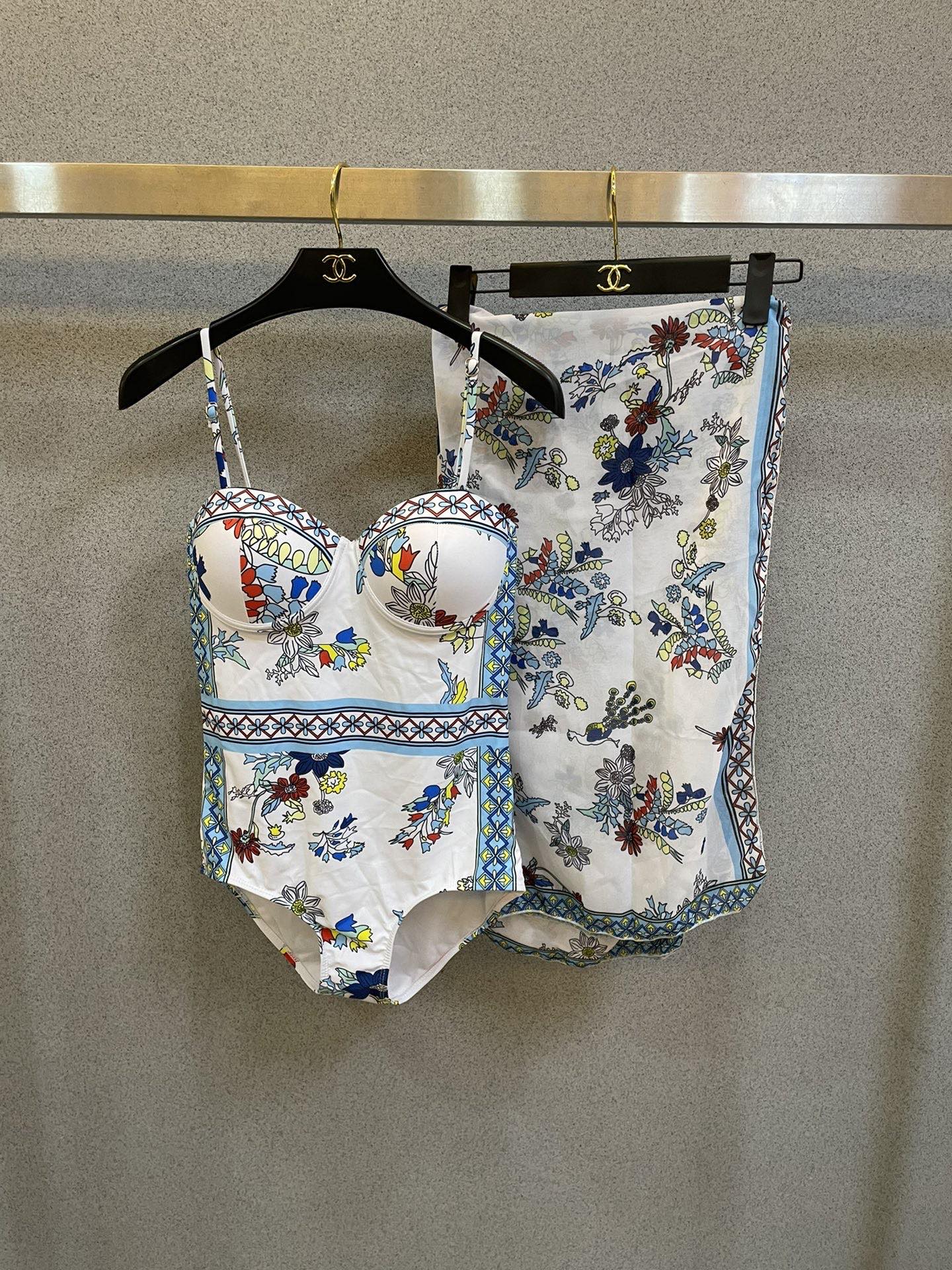 范思哲新款泳衣😍🥰适合多种场景的游泳衣🏊‍♀️海边 游泳池 温泉 水上乐园 漂流都可以😌内搭也完全可以 