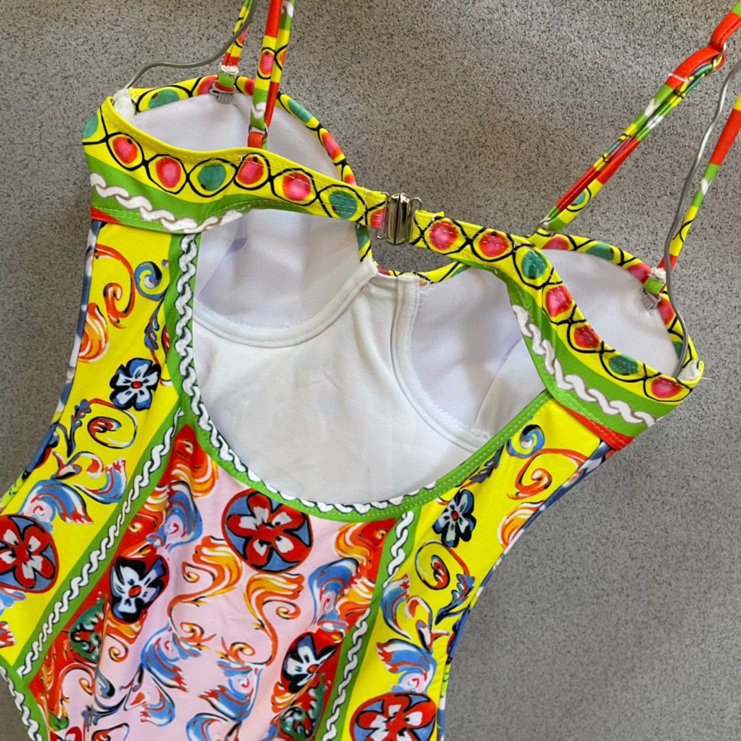 范思哲新款泳衣😍🥰适合多种场景的游泳衣🏊‍♀️海边 游泳池 温泉 水上乐园 漂流都可以😌内搭也完全可以 