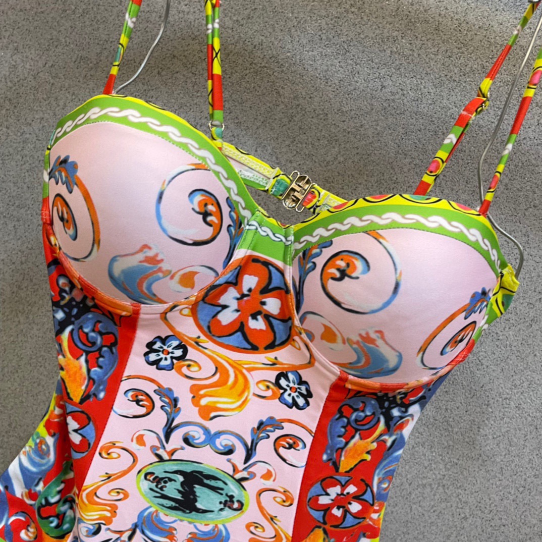 范思哲新款泳衣😍🥰适合多种场景的游泳衣🏊‍♀️海边 游泳池 温泉 水上乐园 漂流都可以😌内搭也完全可以 