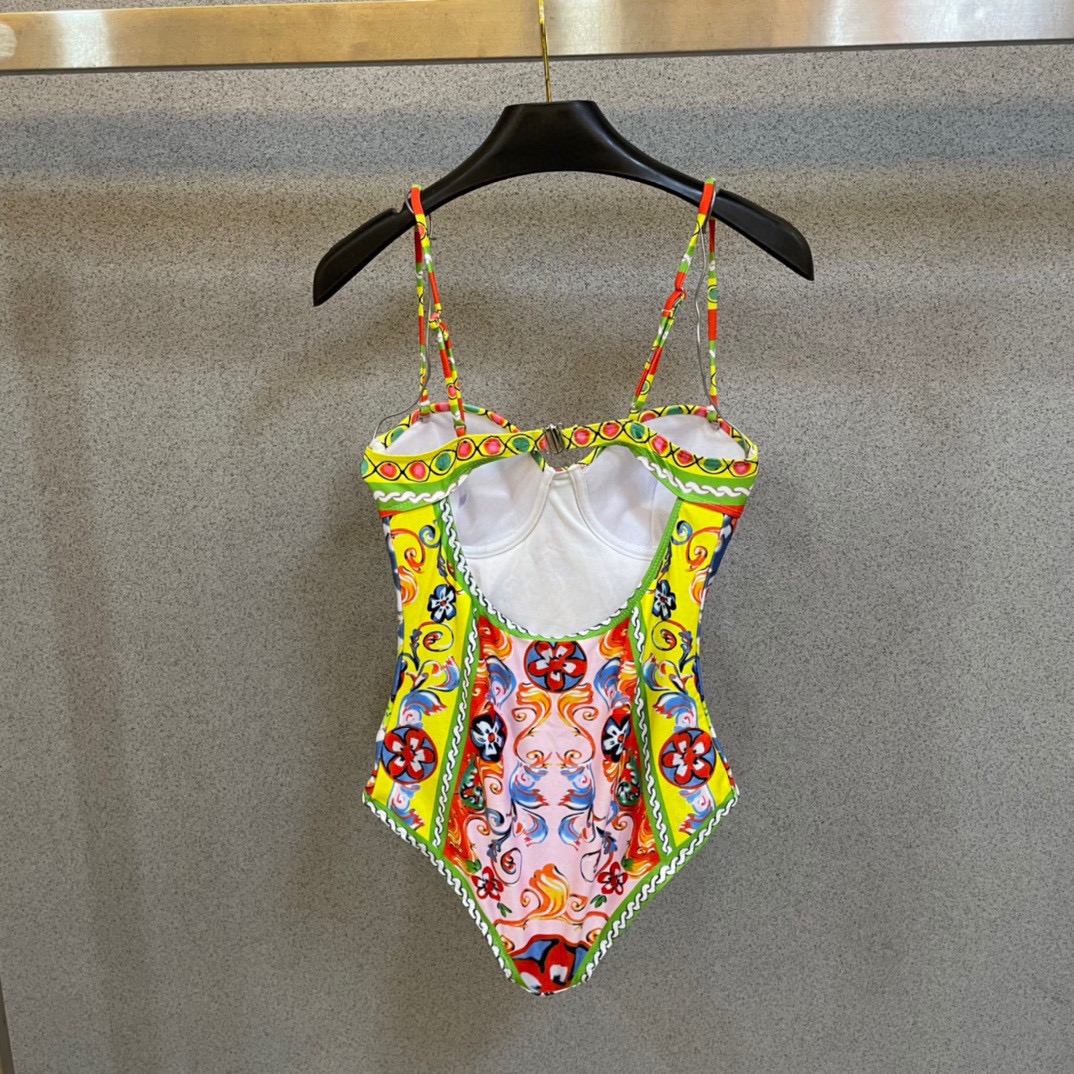 范思哲新款泳衣😍🥰适合多种场景的游泳衣🏊‍♀️海边 游泳池 温泉 水上乐园 漂流都可以😌内搭也完全可以 