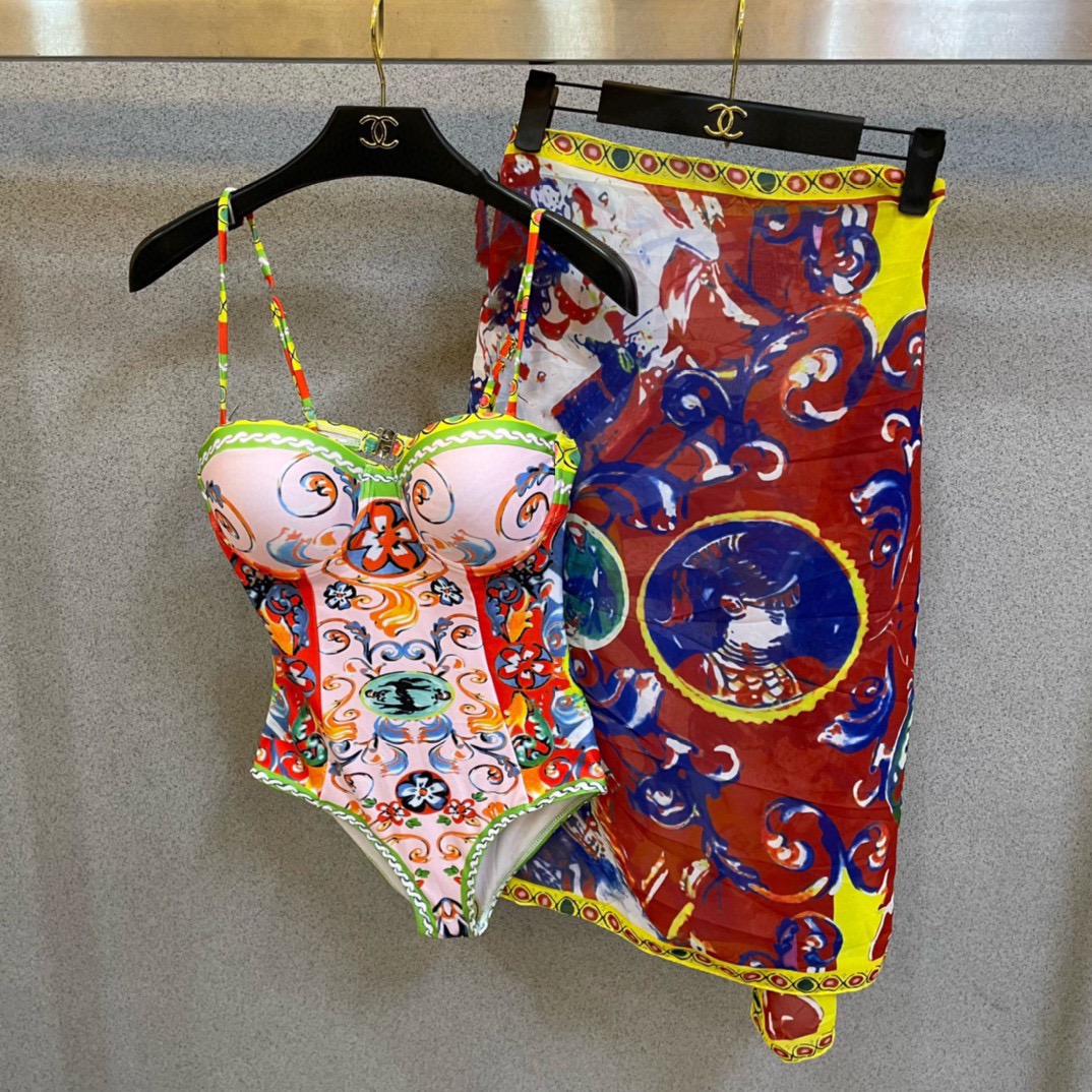 范思哲新款泳衣😍🥰适合多种场景的游泳衣🏊‍♀️海边 游泳池 温泉 水上乐园 漂流都可以😌内搭也完全可以 