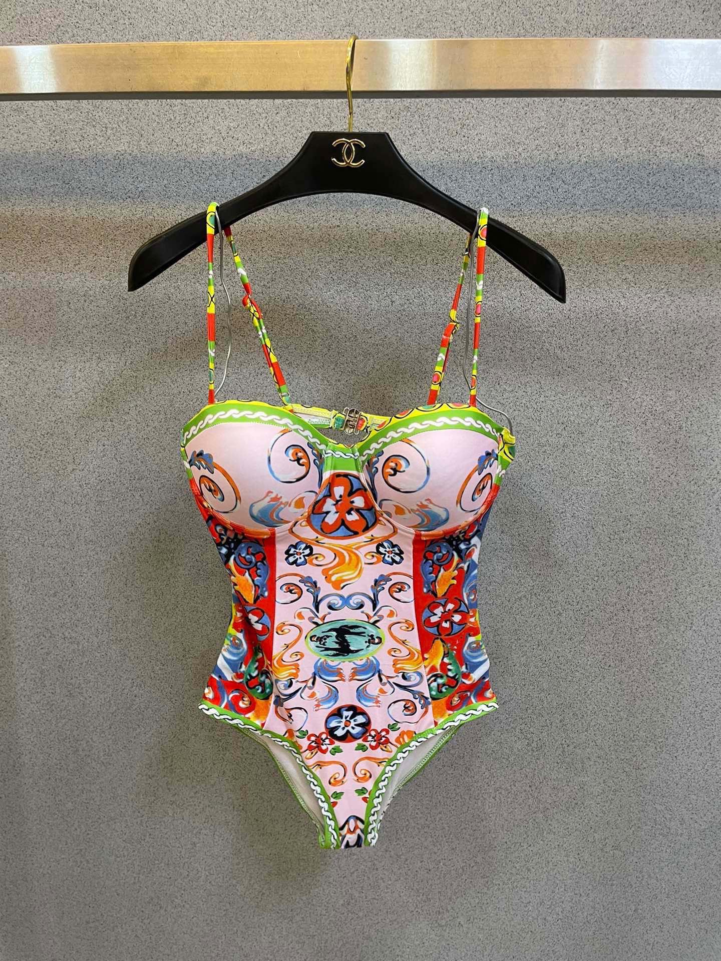范思哲新款泳衣😍🥰适合多种场景的游泳衣🏊‍♀️海边 游泳池 温泉 水上乐园 漂流都可以😌内搭也完全可以 