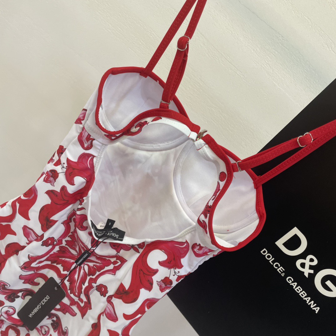 DG新款连体泳衣 字母印花 实物真的超级美😍😍适合多种场景的游泳衣🏊‍♀️海边 游泳池 温泉 水上乐园 