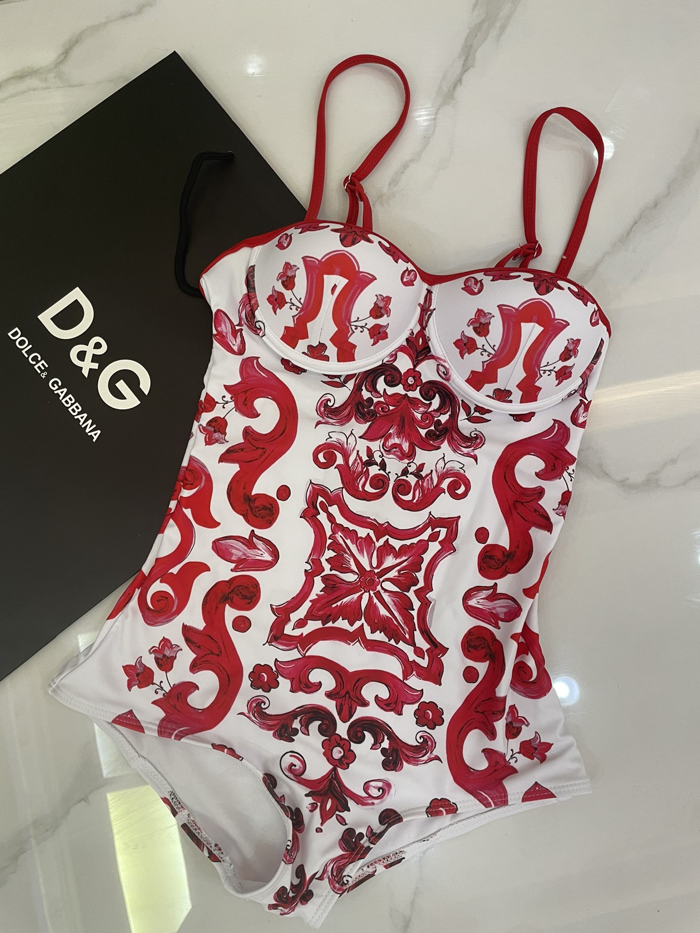 DG新款连体泳衣 字母印花 实物真的超级美😍😍适合多种场景的游泳衣🏊‍♀️海边 游泳池 温泉 水上乐园 