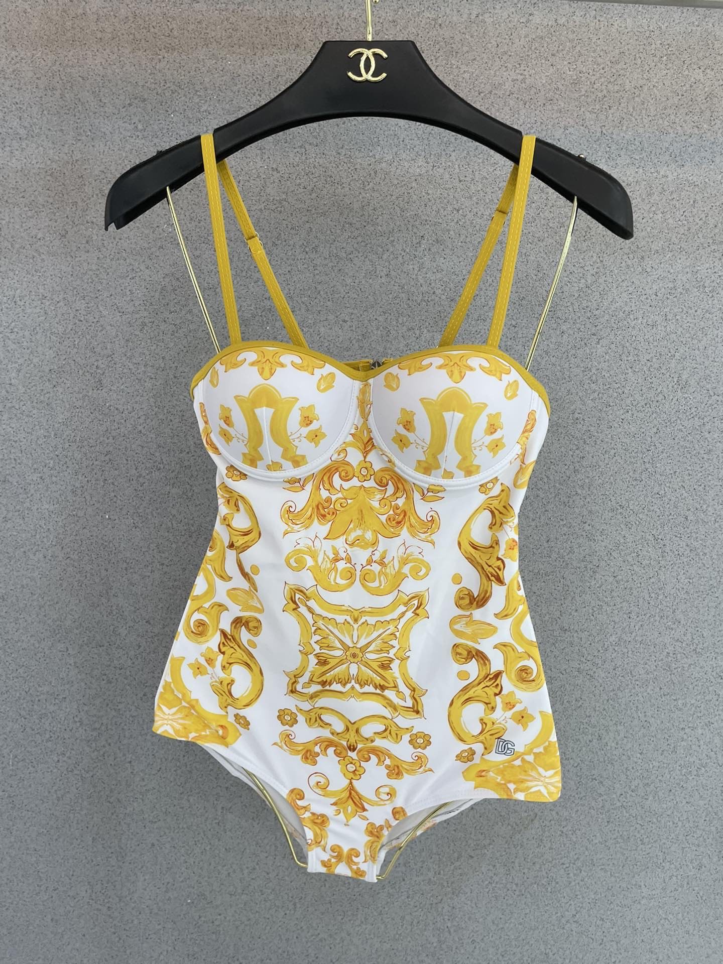 DG新款连体泳衣 字母印花 实物真的超级美😍😍适合多种场景的游泳衣🏊‍♀️海边 游泳池 温泉 水上乐园 