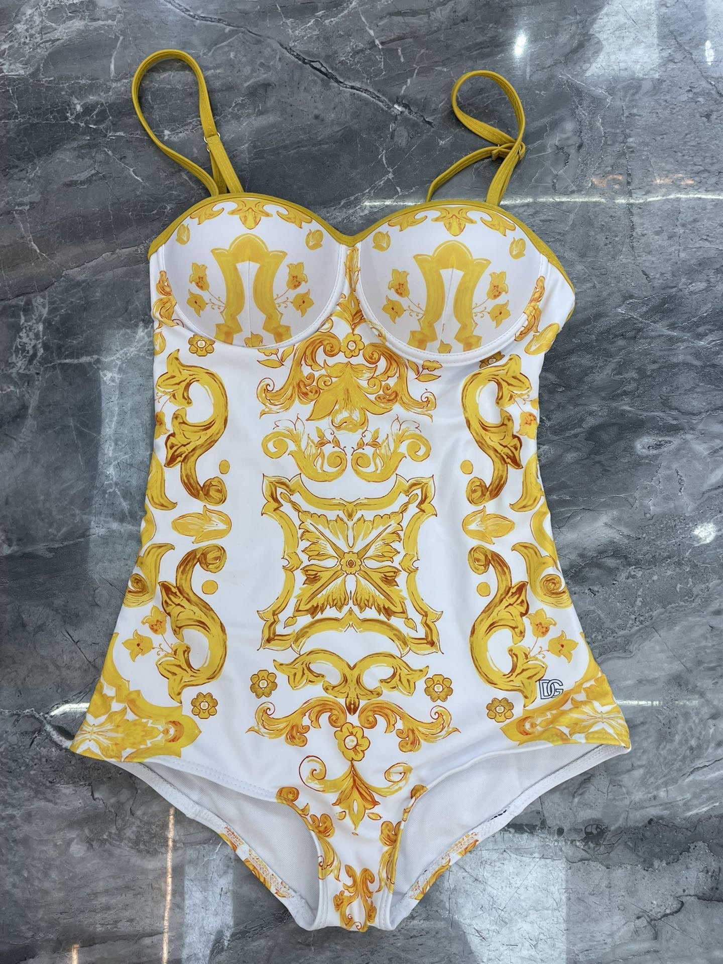 DG新款连体泳衣 字母印花 实物真的超级美😍😍适合多种场景的游泳衣🏊‍♀️海边 游泳池 温泉 水上乐园 