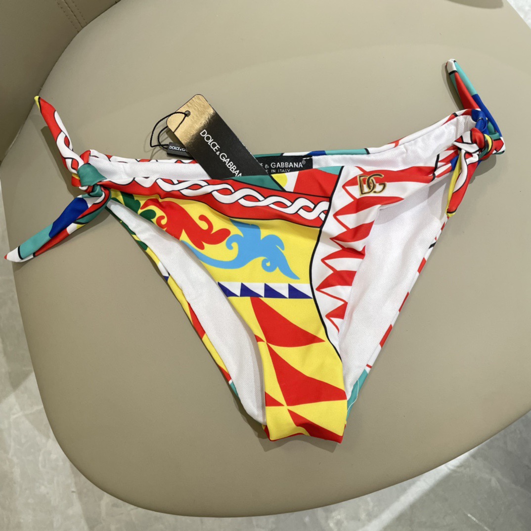 DG新款分体泳衣 字母印花 实物真的超级美😍😍适合多种场景的游泳衣🏊‍♀️海边 游泳池 温泉 水上乐园 