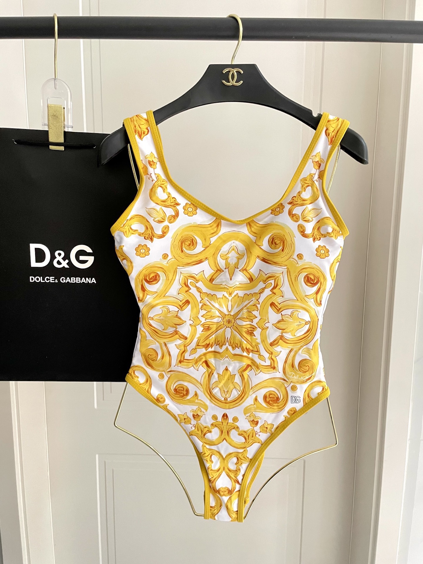 DG新款连体泳衣 字母印花 实物真的超级美😍😍适合多种场景的游泳衣🏊‍♀️海边 游泳池 温泉 水上乐园 
