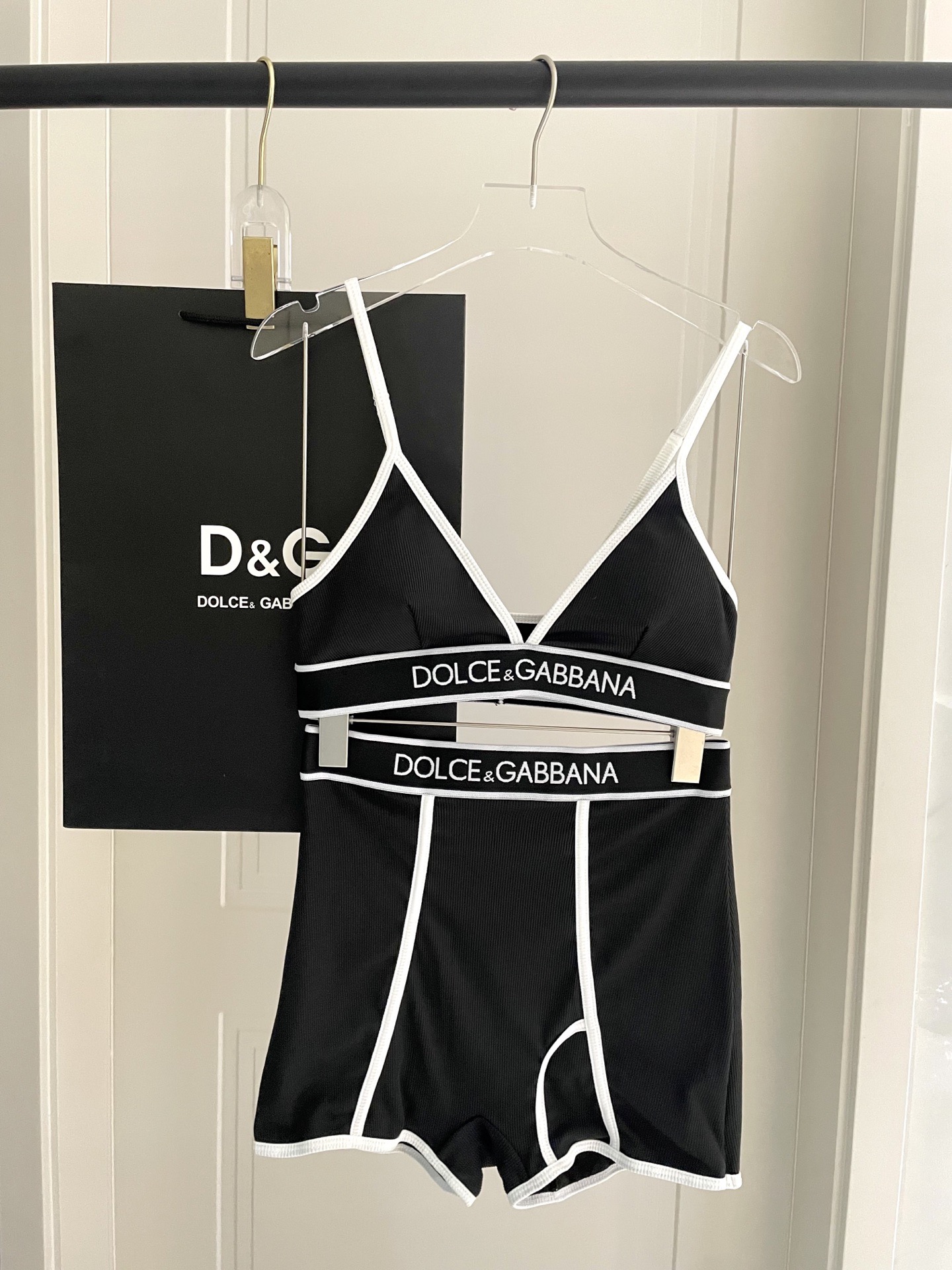 DG新款分体针织游泳衣😍🥰适合多种场景的游泳衣🏊‍♀️海边 游泳池 温泉 水上乐园 漂流都可以😌内搭也完