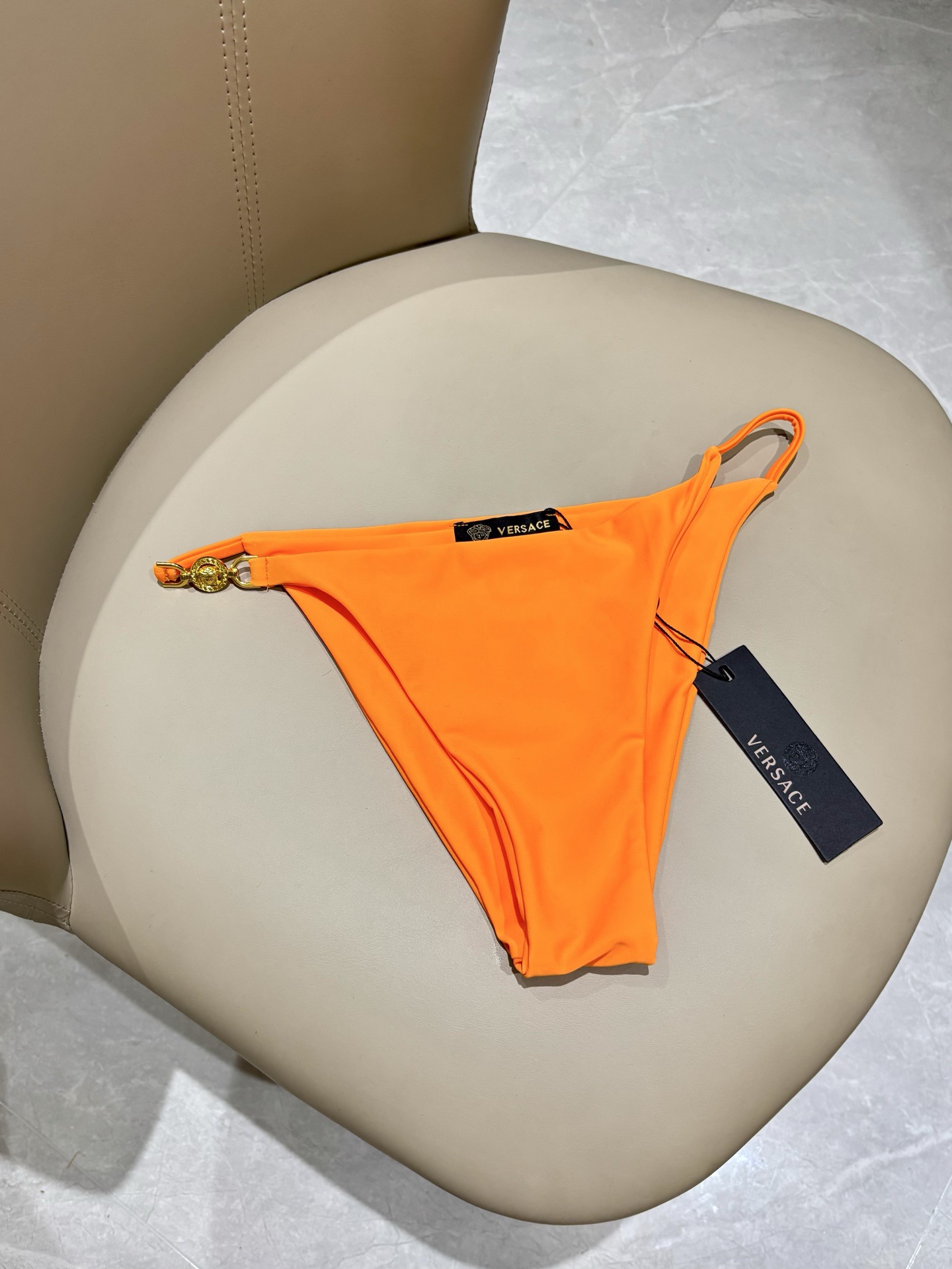范思哲新款比基尼泳衣😍🥰适合多种场景的游泳衣🏊‍♀️海边 游泳池 温泉 水上乐园 漂流都可以😌内搭也完全