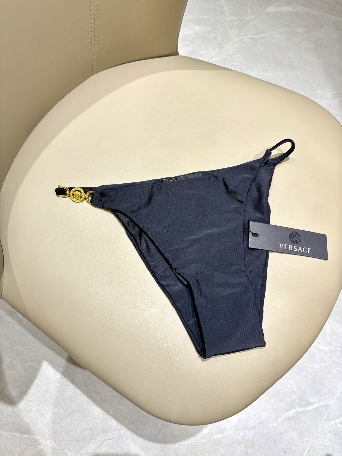 范思哲新款比基尼泳衣😍🥰适合多种场景的游泳衣🏊‍♀️海边 游泳池 温泉 水上乐园 漂流都可以😌内搭也完全