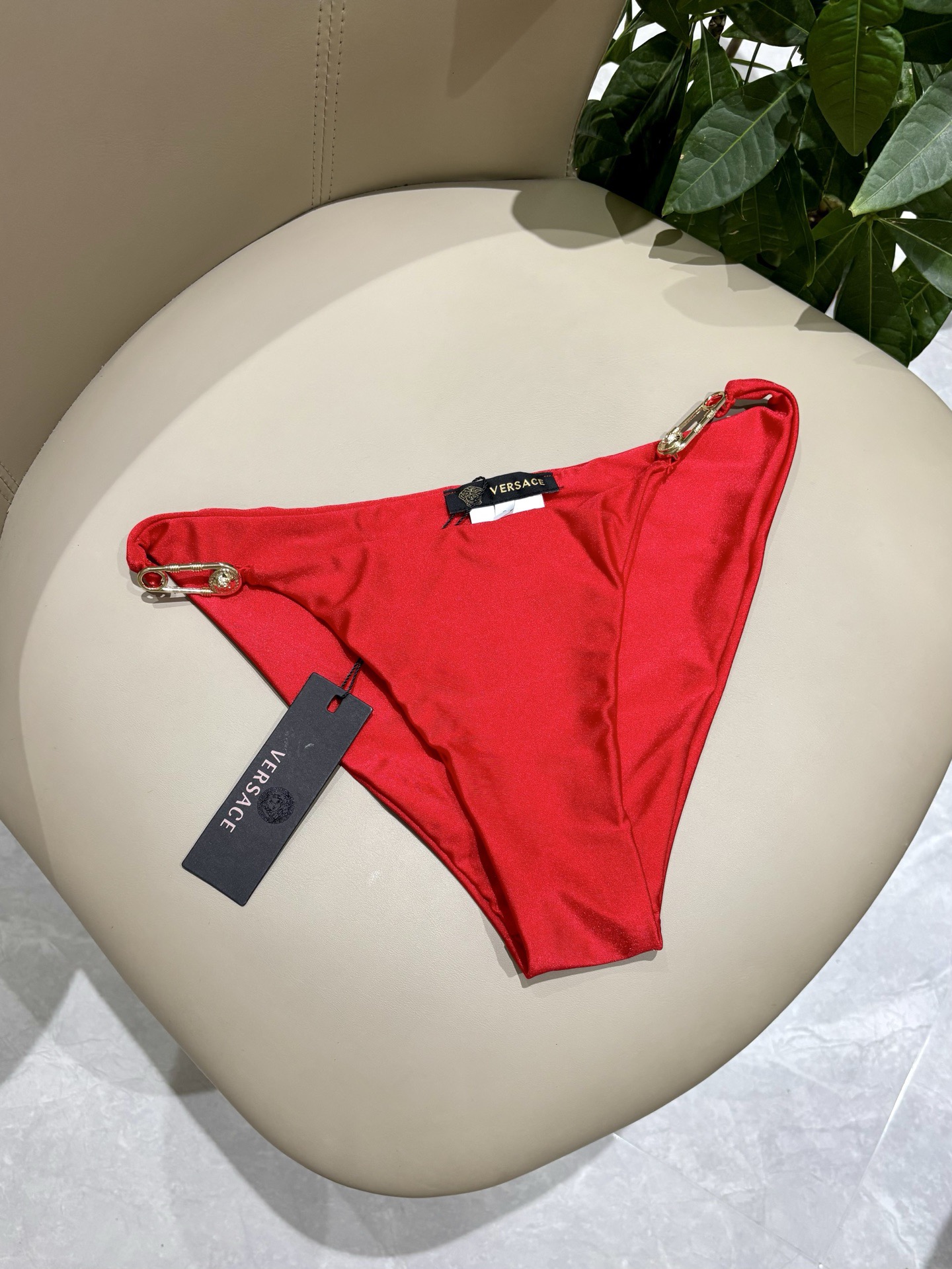 范思哲新款比基尼泳衣😍🥰适合多种场景的游泳衣🏊‍♀️海边 游泳池 温泉 水上乐园 漂流都可以😌内搭也完全