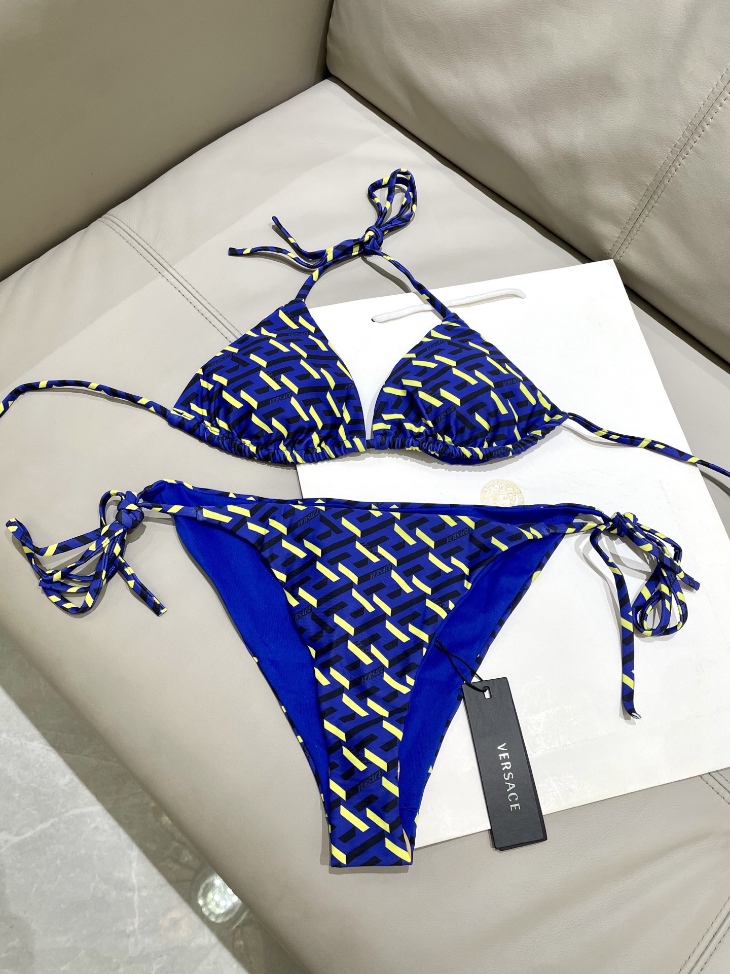 范思哲新款比基尼泳衣😍🥰适合多种场景的游泳衣🏊‍♀️海边 游泳池 温泉 水上乐园 漂流都可以😌内搭也完全