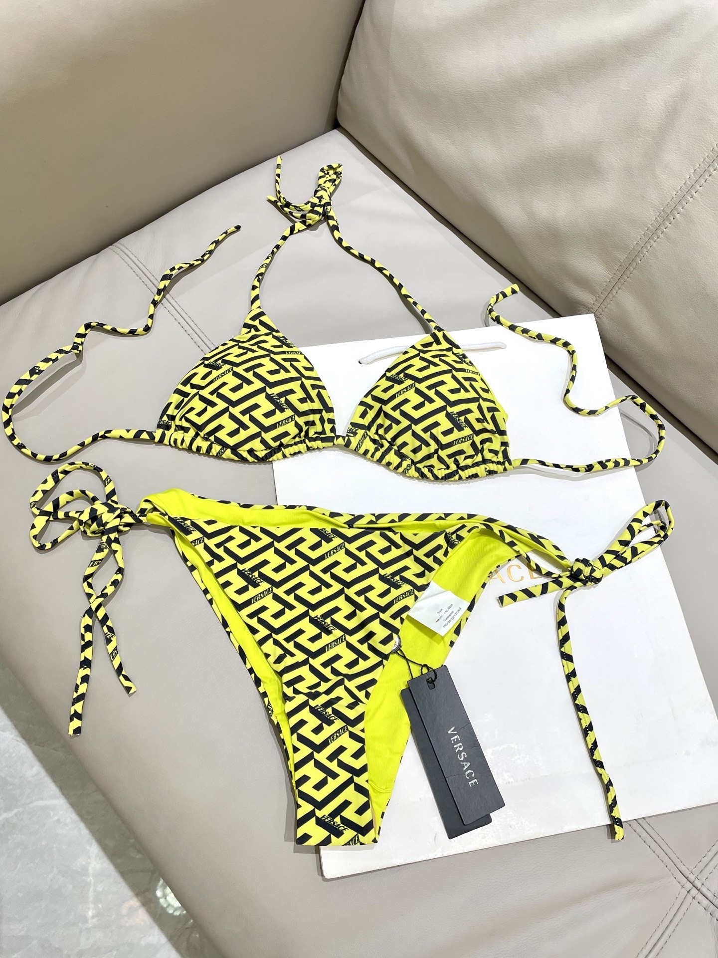 范思哲新款比基尼泳衣😍🥰适合多种场景的游泳衣🏊‍♀️海边 游泳池 温泉 水上乐园 漂流都可以😌内搭也完全