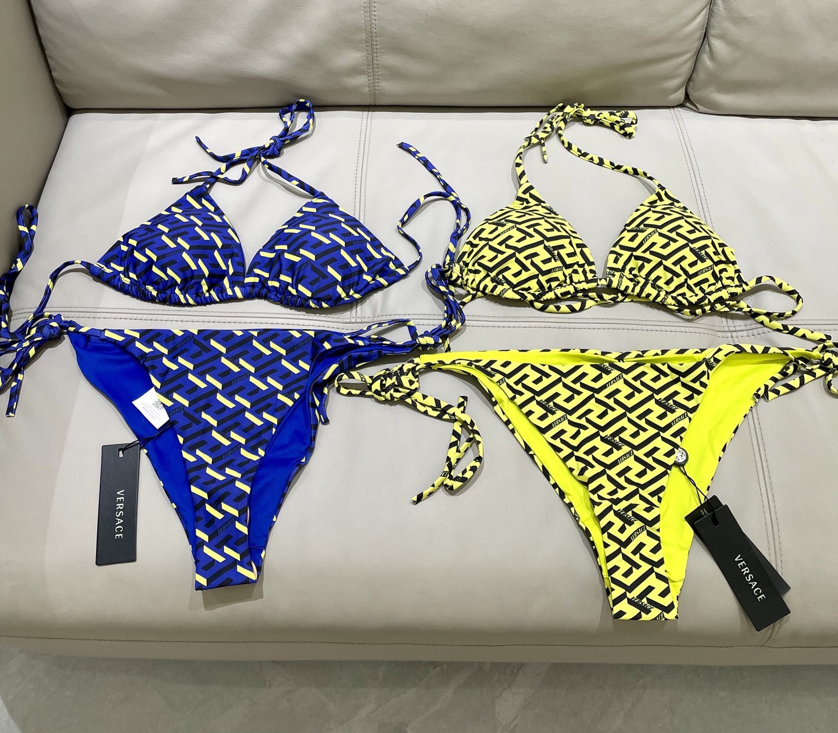 范思哲新款比基尼泳衣😍🥰适合多种场景的游泳衣🏊‍♀️海边 游泳池 温泉 水上乐园 漂流都可以😌内搭也完全