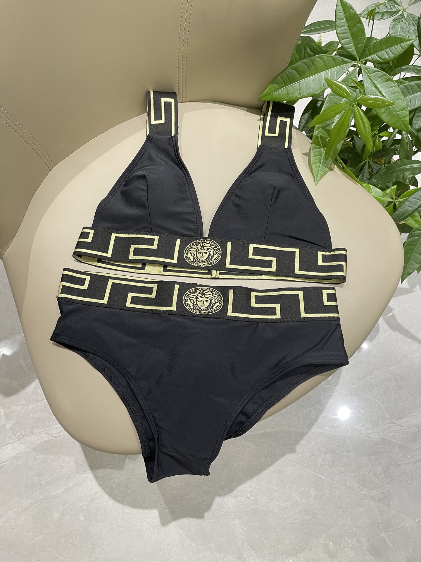范思哲新款比基尼泳衣😍🥰适合多种场景的游泳衣🏊‍♀️海边 游泳池 温泉 水上乐园 漂流都可以😌内搭也完全