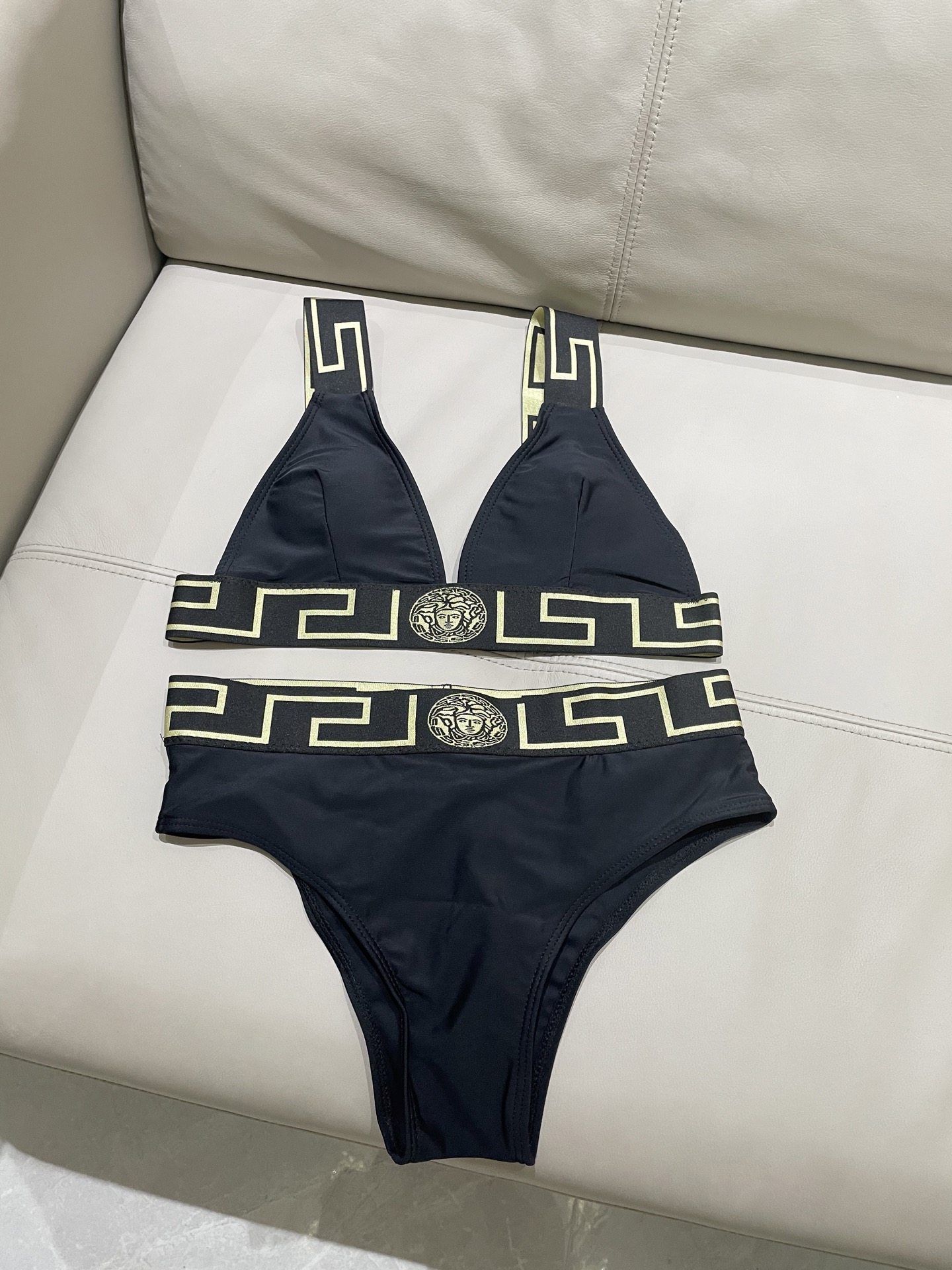 范思哲新款比基尼泳衣😍🥰适合多种场景的游泳衣🏊‍♀️海边 游泳池 温泉 水上乐园 漂流都可以😌内搭也完全