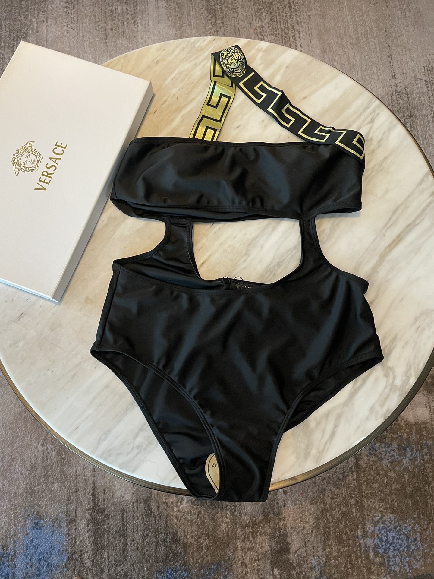 范思哲连体😍🥰适合多种场景的游泳衣🏊‍♀️海边 游泳池 温泉 水上乐园 漂流都可以😌内搭也完全可以 连体