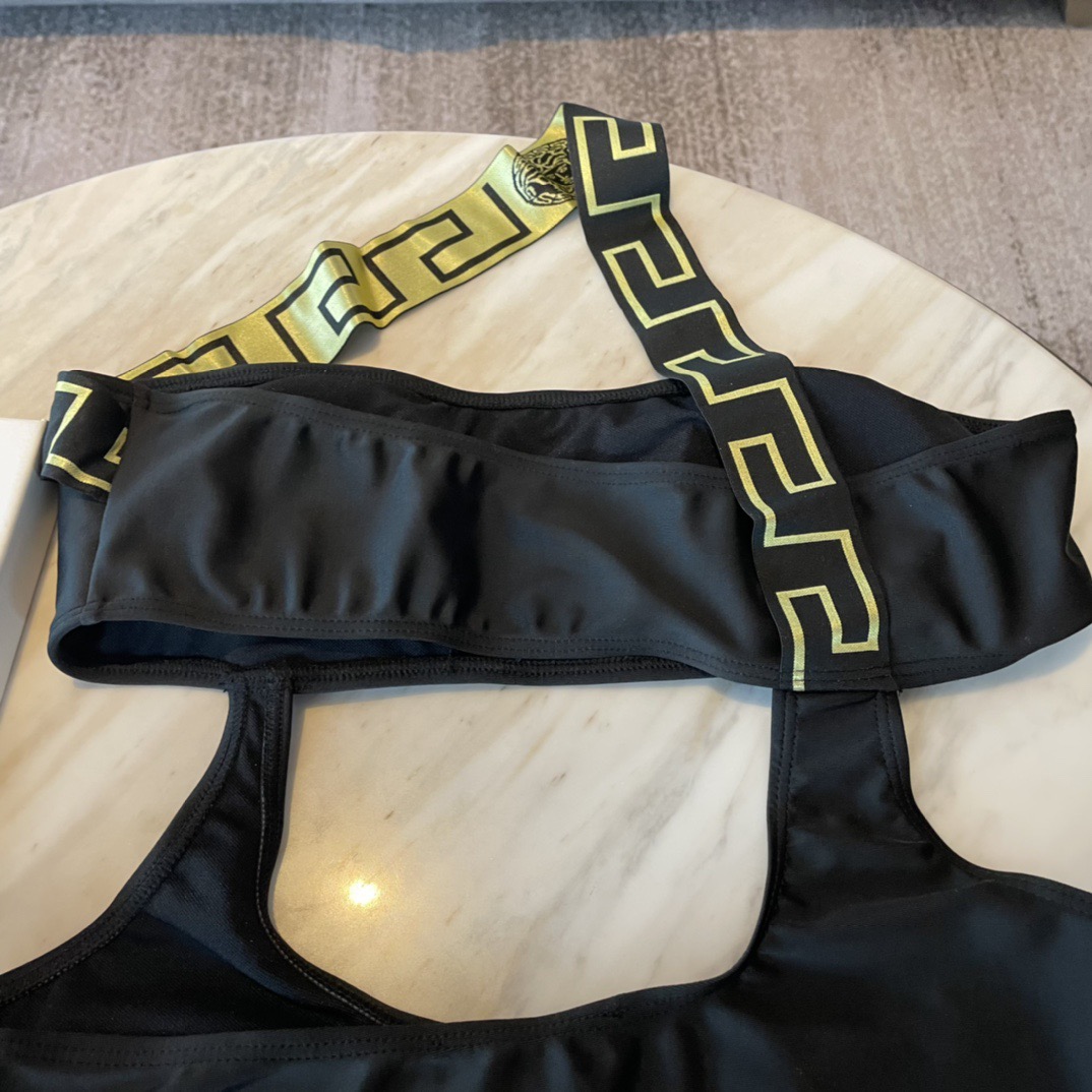 范思哲连体😍🥰适合多种场景的游泳衣🏊‍♀️海边 游泳池 温泉 水上乐园 漂流都可以😌内搭也完全可以 连体